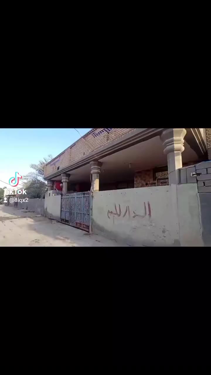 بيت زراعي للبيع الشرش قريب على شارع الضباط مساحه 250 متر بناء طابوق والسقوف صب كونكريت سنة البناء 2018 يتكون البيت من غرفتين منام + مطبخ + ديوانيه + صالة + هول + صحيات داخلية وخارجية + كراج سيارة وطارمة كبيرة البيت الارضية كلها كرانيت كما واضح بل تصوير يبعد عن شارع 30 يبعد 50 متر رقم الهاتف للاستفسار ***********
