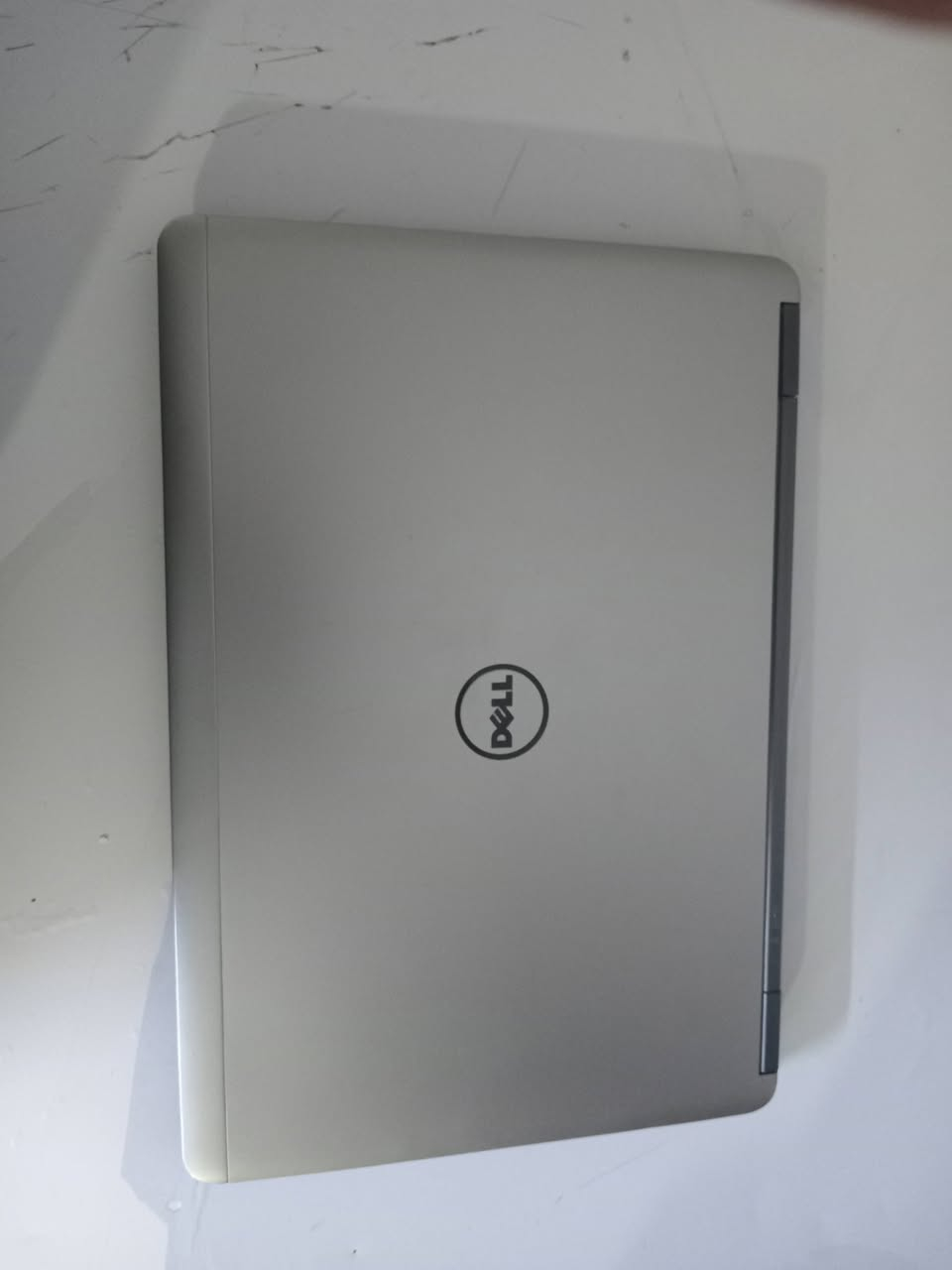 السلام عليكم لابتوب Dallas لبيع لابتوب دراسه وتكدر تنزل بي العاب مواصفاته
المعالج: Intel Core i5 أو i7 من الجيل الرابع.
الذاكرة (RAM): تتراوح غالباً بين 4 جيجابايت و16 جيجاباي
اشتريه صار شهر واحتاجيت وأريد اربعه اشتريته 180 ويه ماوس هديه سعر 140 وبي مجال 
الرقم ***********
