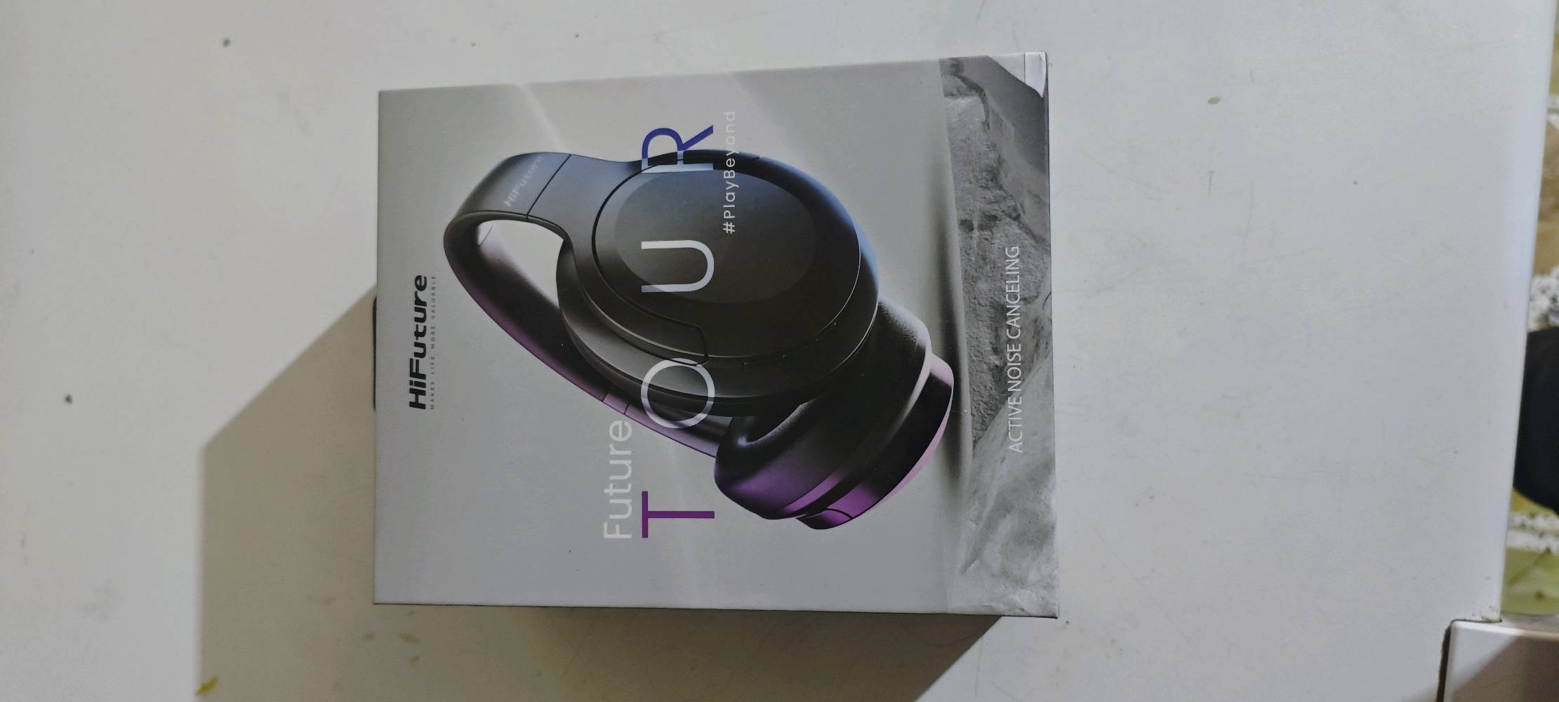 إلغاء الضوضاء

النشط (Active Noise

Canceling) الميزة الأساسية للسماعة كما هو

مكتوب على العلبة، وتعمل على عزل الأصوات

ونقية.

والضجيج المحيط بك لتمنحك تجربة استماع هادئة

تصميم مريح فوق الأذن (Over-Ear) تأتي بطوق رأس قابل للتعديل ووسادات أذن ناعمة ومريحة للاستخدام الطويل دون الضغط على الأذن.

تجربة صوتية متطورة Play Beyond) الشعار المكتوب يشير إلى توجيه السماعة لتقديم أداء صوتي محيطي ومميز، سواء للموسيقى الأفلام، أو الألعاب.

بطارية تدوم طويلاً تتميز هذه السلسلة من HiFuture بعمر بطارية ممتاز يكفي للاستخدام لعدة أيام مع دعم

الشحن السريع عبر منفذ Type-C.

ميكروفون مدمج عالي الوضوح الإجراء المكالمات الصوتية بوضوح وتصفية صوتك عن الضوضاء أثناء

التحدث

اتصال لاسلكي مستقر تدعم تقنية البلوتوث الحديثة لضمان اتصال سريع ومستقر مع هاتفك أو حاسوبك