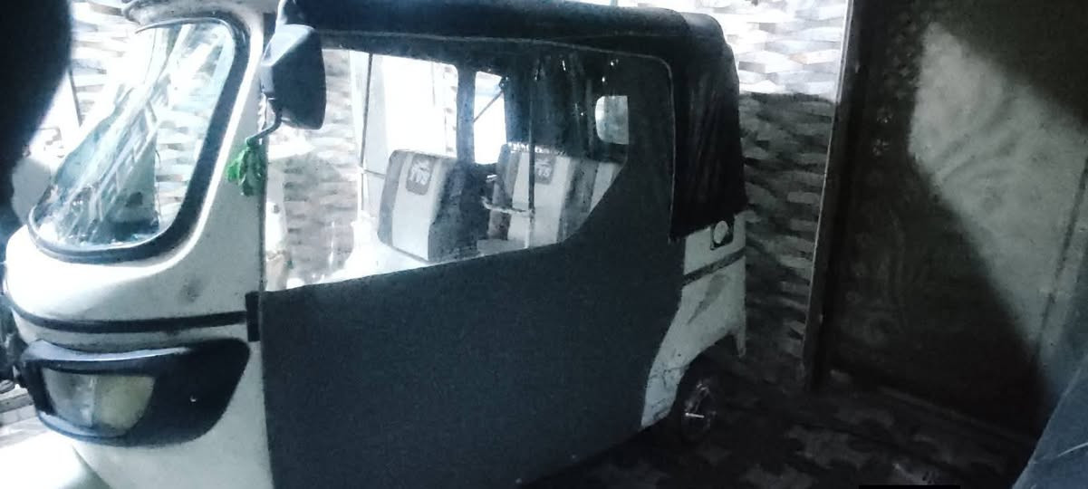 للبيع تكتك 17 مكينة 20
بيها نقص بس قمچي وكابريته بمليونين ونص وبيها مجال الشراي يخابرني ***********
