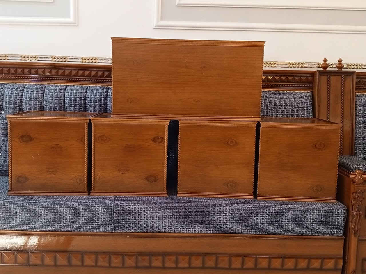 طبلات ستقبال صاج
العدد اربعه + وحده كبيرة 
السعر ١٥٠ الف وبيهن مال 

***********
