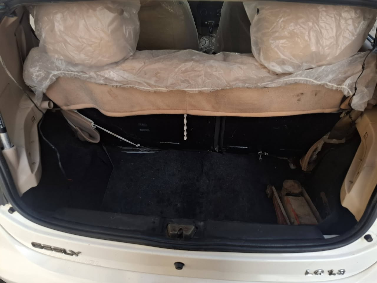 سلام عليكم بانده جيلي موديل 2012 مكينه كير حداديه كله نضيفه دواخل نضيفه شاشه لمس سعر 40 وبيه مجال 
رقم: ***********
