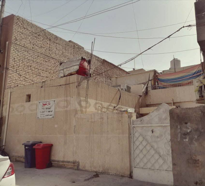 السلام عليكم دار للبيع في الحريه الثالثه الجمعيات كلش قريب علا الهايبر ماركت قرب جسر دباش بفرع مدرسة اسيا الدار عكاده طابقين المساحه ١٣٥متر الواجهه ٩ والنزال ١٥ملك طابو صرف يتكون الاطابق الاول من طرمه  واستقبال وغرفتين ومطبخ ومنور وخدمات والطابق الثاني غرفتين معخدمات مع صطح للاستفسار على الرقم ***********
