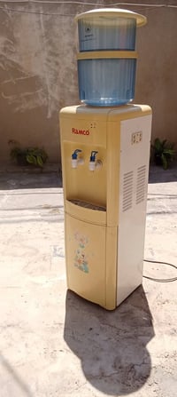 ثلاجة ماء • شغالة • جانب الأيسر