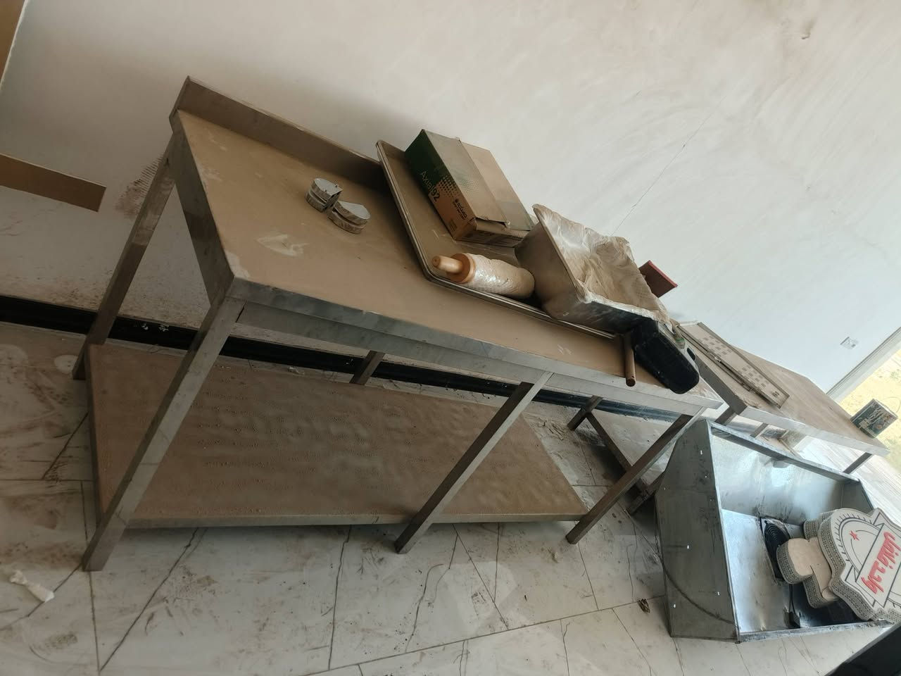 السلام عليكم اخوان عندي اغراض  مال مطعم كامله ما مستخده
0788 264 7535
