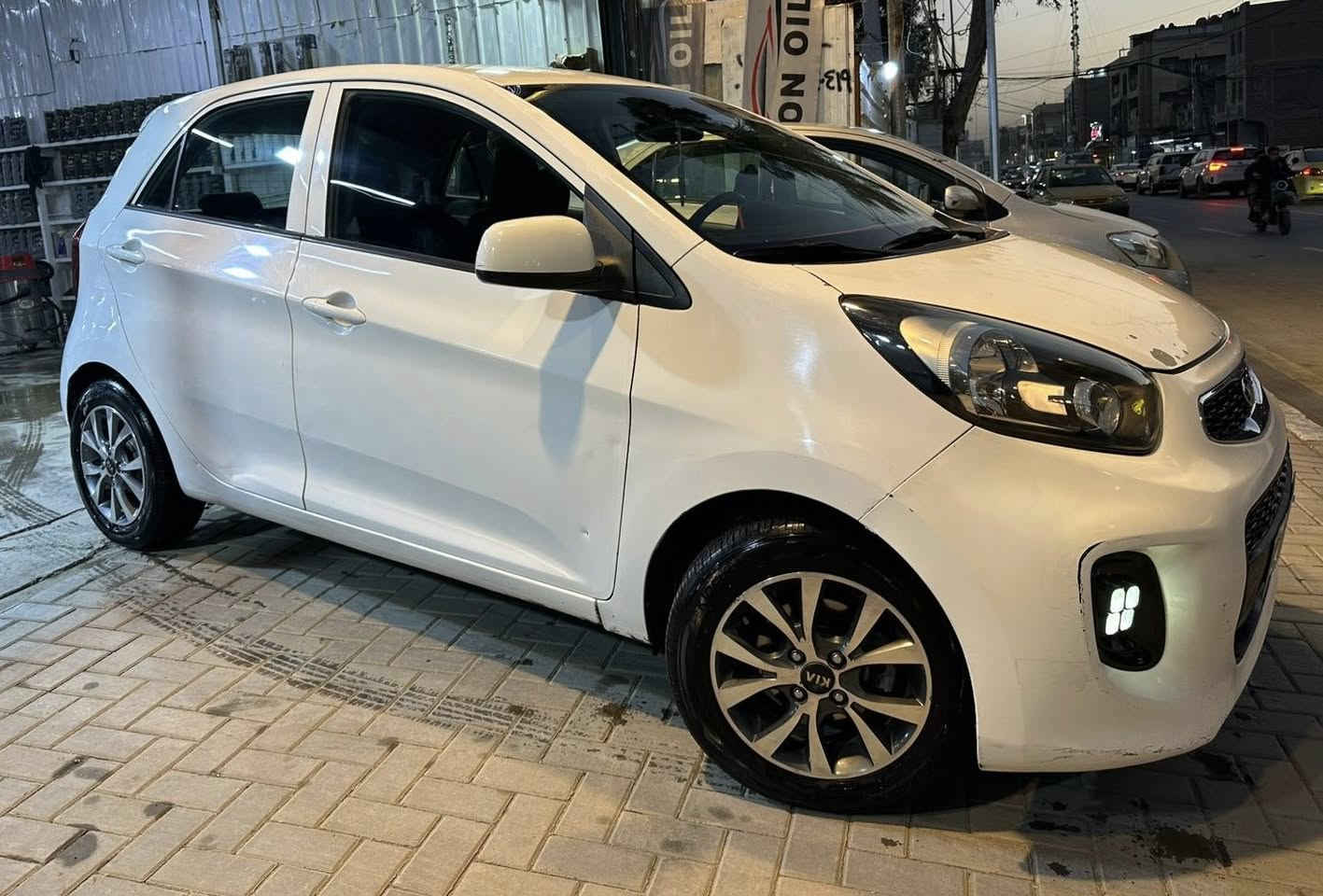 السلام عليكم 
بيكانتو 2016 خليجي ماشيه 126 
لايت زينون نظام ايكو
شاشه كامره كير اوتو مكينة كير حداديه كفاله بدون صبغ فقط بارد 
رقم اربيل باسمي تحويل او وكاله 
مكان السياره بغداد سبع ابكار 
السعر 87 بي مجال
 اتصال / *********** 
اي استفسار اتصال ع الرقم
