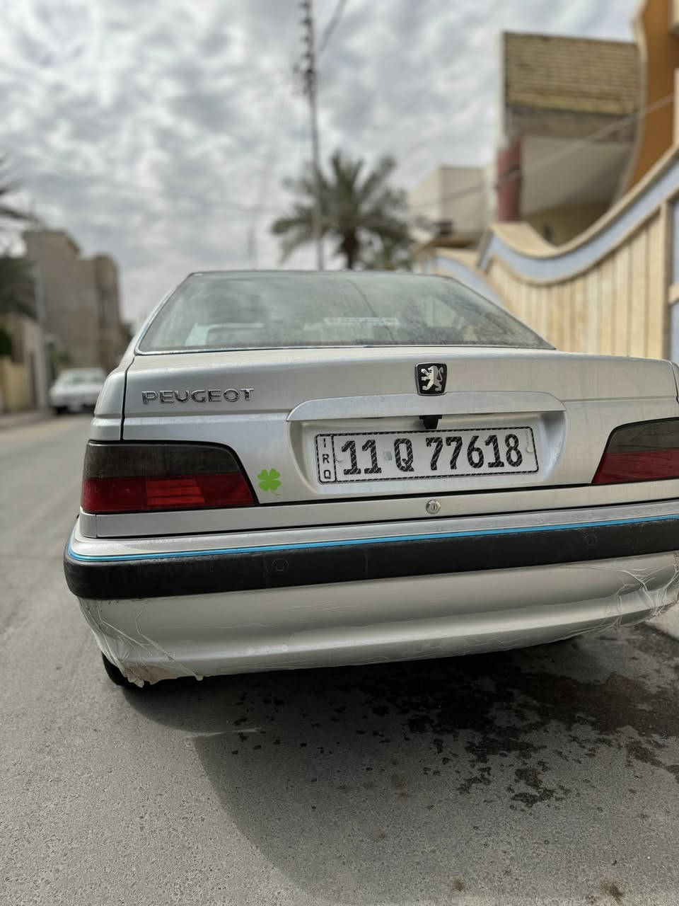 السلام عليكم 
بيجو موديل 24ماشيه 58رقم بغداد باسمي تحويل ثاني يوم مكفوله من الحادث بيها رصعه بل باب مال السايق كد اصبع وبيه شخط بصيط مدوشمه ارضيه تخم تاير جديد حداديه ومكينه مكفولات 
السعر 78مكان السياره ناصريه مركز 
للستفسار ***********
