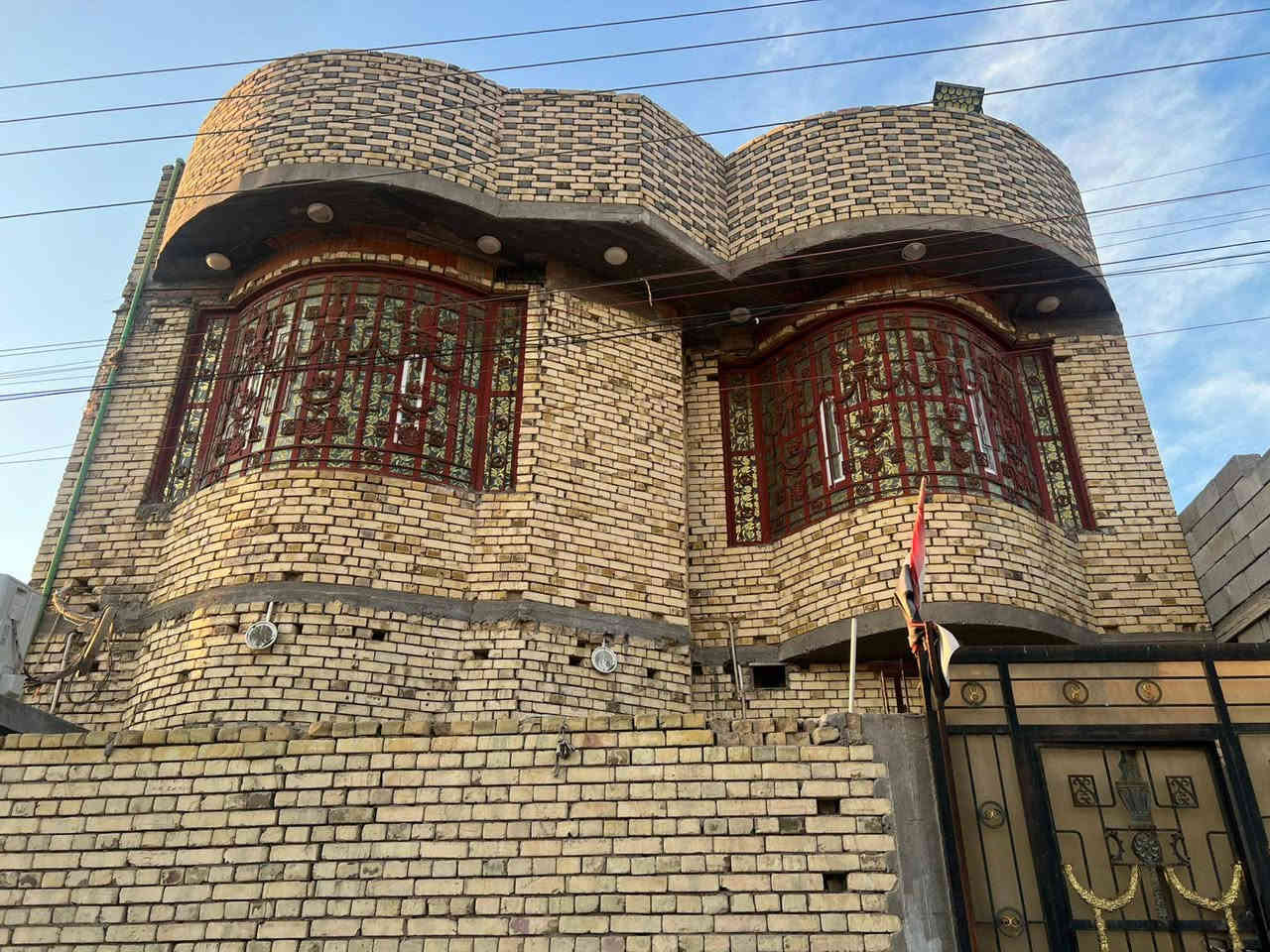 بيت للبيع مساحه 150 متر البناء طابوق طابقين يحتوي على اربعه غرف نوم وستقبال وصاله ومطبخ وحمام وصحيات داخليه وخارجيه ومناور جنس العقار طابو ملك صرف زراعي سند 25 ابسم عراقي العنوان التالي البصره الجزيره الثانيه الفيروزيه الجسر الثاني السعر 155 مليون قابل للتفاوض
هاتف *********** البصرة, العراق
