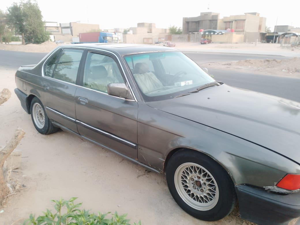 سلام عليكم بي ام  موديل 91سياره كامله رقمها ذي قار مشروع وطني سنويه منتهيه راعيها يمي شوكت ما تردين يحول 
السعر 35وبيها مجال مكاني بصره ام قصر ***********
