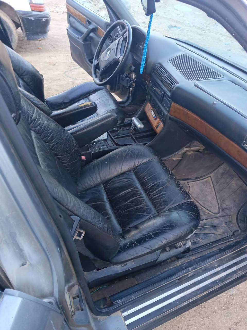 موديل 1992 رقم بغداد دولي بسمي لل 28 حجم 740 مكينه 8 كير تمساح  مكينه كير خير من الله غرفه جلد اسود كشنات كهرباء السياره جاهزه من كلشي حداديه 80 بلميه تخم تأثير ويل خليه مصبوغه عام بدون ضربه فتحه سلايت شغاله كهربائيات كله شغاله مكاني كربلاء طوريج الحولي 
السعر 57 وبيها جال للشراي 
***********
***********
