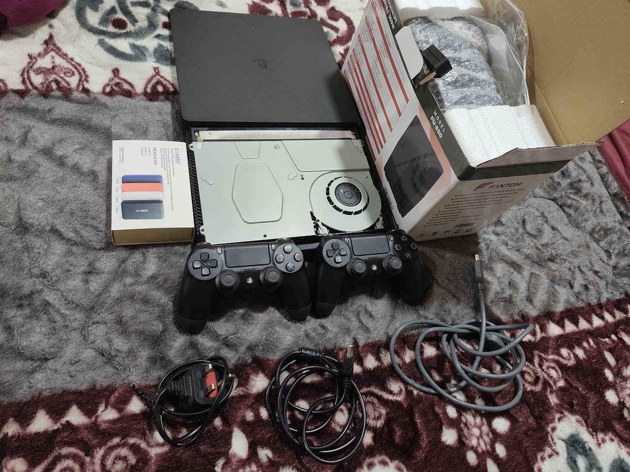 بلي 4 سلم مهكر استعمال ٣ ايام فقط جديد لوك ستيكر مع العاب كامل مكمل دبل جوستك اصلي هار خارجي مع يوبي اس اصلي جديد بكارتون مستعجل عليه توصيل متوفر ابيع شلع قلع بس شراي يجي واتساب لو يتصل فقط ***********
