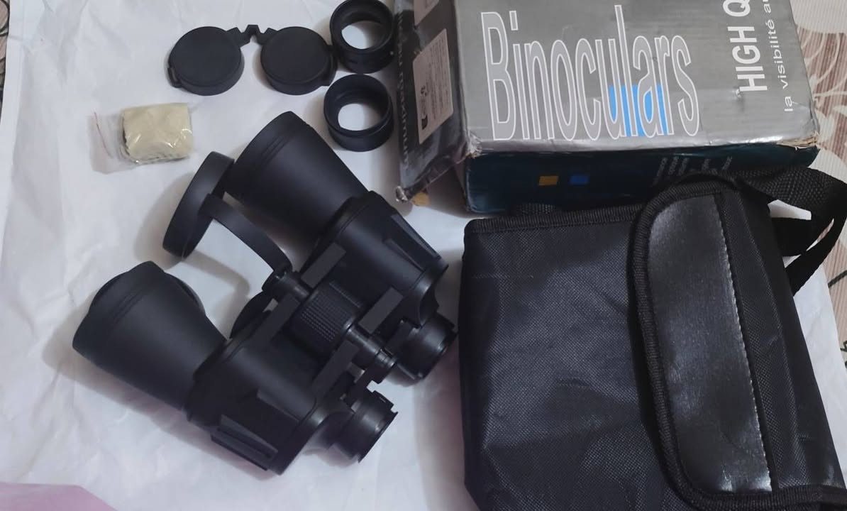 مناظير (Binoculars).  منظار مقاوم للماء (Water Proof) يتميز بمواصفات تقريبية شائعة مثل 10x50. 
eBay
eBay
 +1
الوصف: منظار احترافي يوفر وضوحاً وصفاءً عالياً للرؤية.
المواصفات التقنية: غالباً ما يأتي بقوة تكبير 20x50 ومدى رؤية يصل إلى 168 متر لكل 1000 متر.
الاستخدامات: مناسب للأنشطة الخارجية مثل الصيد، التخييم، والمغامرات في الطبيعة. السعر خاص


**إذا كنت صاحب هذا الإعلان وتريد حذفه لأي سبب، رجاءا أرسل رسالة إلى الدعم الفني**
