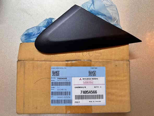 السلام عليكم (للبيع) دبة زركات ميراج اصلي وكالة مع مثلث مراية جهة اليمين شرط اصلي تايلندي .
الدبة 40 الف
المثلث 25 الف 
***********
