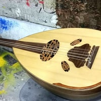 للبيع عود صناعة سنة ١٩٩٩ مكاني بغداد الصانع سميح شعبان سوريا  السعر 22...