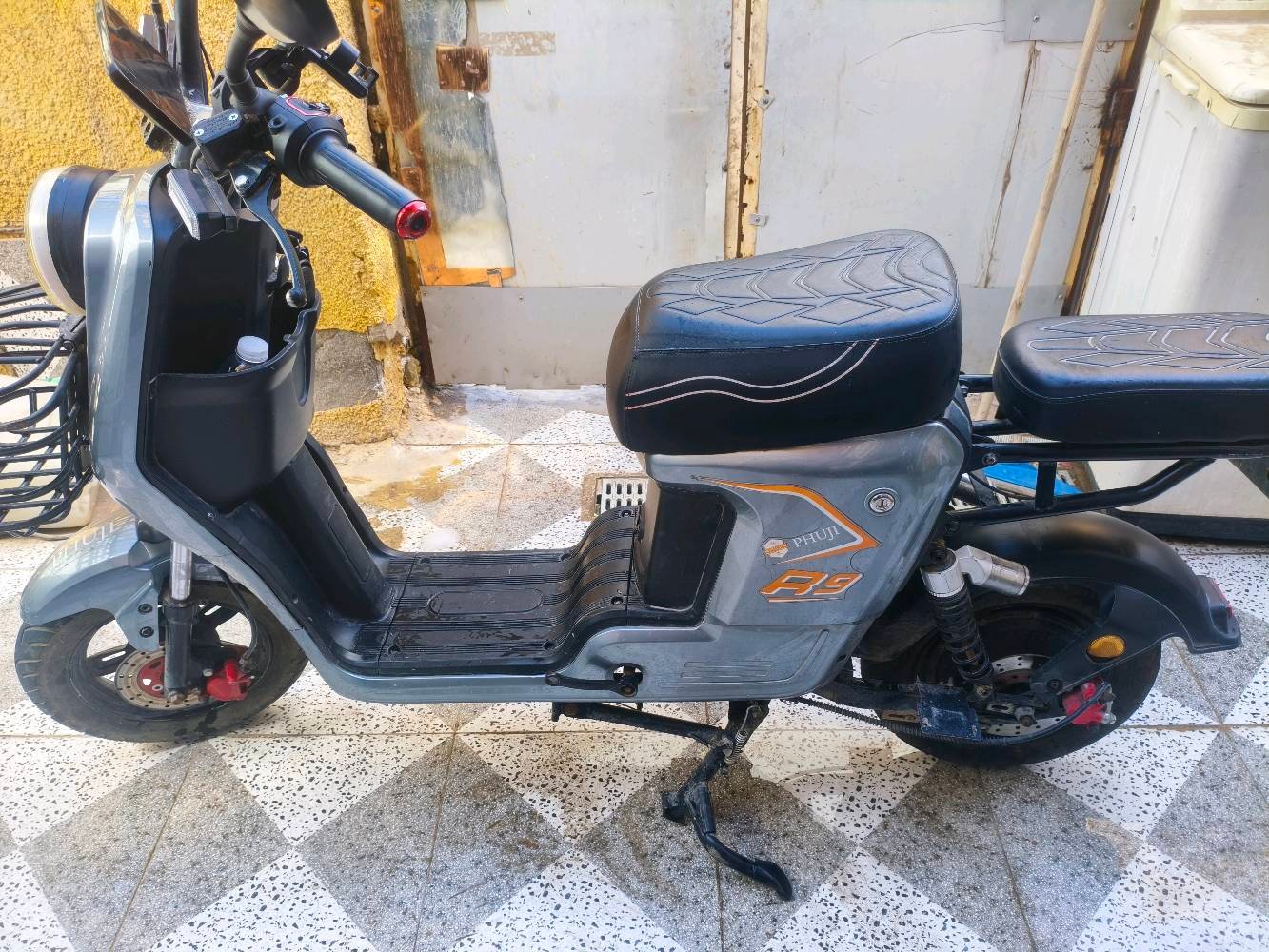 دراجه R9 خمس بطاريات الكبار صحت البطاريات فوك النص مبدل عقل رياضي مستعجل على بيعته السعر 400 و بيها مجال للستفسار *********** بي واتساب عنوان بغداد الزعفرانيه
