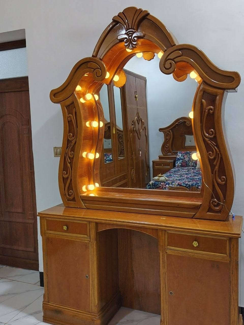 سلام عليكم
غرفه ام 6طابقين تزكام شغل كله درجه أولئ 
شغل كله متعوب عليه 
معاكس كله 5ملم خارج +داخل
جتاف كله جاوي اصلي 
ميز التواليت +راس العالي نفخ 
صبغ جيلاتين حراري يعني تكدر تمسحه بماء 
ستعمال كلش قليل ونضيف 
مكاني النجف بزراعي مال حي ميسان شارع الصب عمود 317
***********
