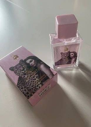 عطر جورجينا النسائي – Miss Laverne Eau De Parfum 🌸
إذا كنتِ تبحثين عن عطر يجمع بين الأنوثة، الفخامة، والجاذبية في زجاجة واحدة، فإن عطر جورجينا النسائي (Miss Laverne) هو الخيار المثالي لكِ. صُمم ليمنح المرأة حضورًا راقيًا وإطلالة لا تُنسى، ويتميز برائحة زهرية فاكهية ناعمة تمتزج مع لمسات دافئة ومسك فاخر ليمنحكِ إحساسًا بالثقة والأناقة طوال اليوم. 

🌷رائحة أنثوية راقية تناسب جميع الأعمار.
افتتاحية منعشة بلمسات الفواكه والزهور.
قلب عطري غني بالورد والياسمين والسوسن يمنح إحساسًا بالفخامة.
قاعدة دافئة من المسك والفانيلا والعنبر تمنح ثباتًا وجاذبية مميزة.
مناسب للاستخدام اليومي، العمل، الجامعة، السهرات والمناسبات الخاصة.
يدوم لساعات طويلة ويترك أثرًا عطريًا ناعمًا يلفت الأنظار. 

🌺 النفحات العطرية:
✨ المقدمة: الكشمش الأسود وأوراق خضراء منعشة.
🌹 القلب: الورد، الياسمين، السوسن، والكشميران.
🤍 القاعدة: المسك، الفانيلا، والعنبر الرمادي.
الحجم: 30 مل

🚘يوجد خدمة توصيل لجميع محافظات العراق 🚘 بغداد, العراق


**إذا كنت صاحب هذا الإعلان وتريد حذفه لأي سبب، رجاءا أرسل رسالة إلى الدعم الفني**