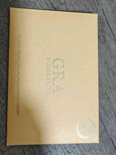 السلام عليكم
سوار فضة اصلي مرصع بال Moissanite للبيع
السوار جديد، فضة أصلية S925 ومرصّع بحجر مويسانايت يلمع بشكل واضح ومن قريب يشبه الألماس بالشكل واللمعة.
جودته عالية، والقفل مالتة مضبوط، ويجي ويا بطاقة الـ GRA الأصلية.
قطعة مرتبة وراقية وتناسب للرجال والنساء.

السعر: 150 ألف 
 واللي يريد يشوفه أكثر يدز رسالة او يتواصل على هذا الرقم ***********
