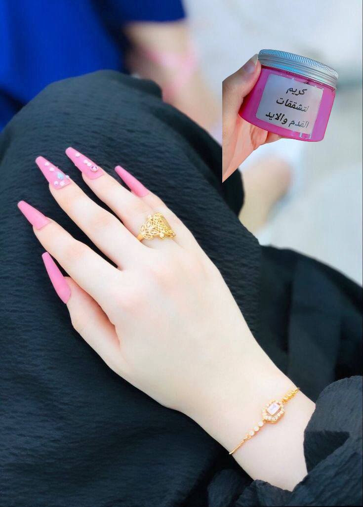✨ ودّعي الجفاف والتشقق من أول استعمال ✨
كريم توريد وترطيب اليدين والقدمين 🌸
تركيبة غنية بالأعشاب الطبيعية تساعد على تنعيم البشرة، ترطيبها بعمق، وتوحيد لونها مع عناية خاصة لمعالجة فطريات القدم والتشققات المزعجة 💖

🌿 يمنح نعومة ولمعة صحية
🌿 يخفف الخشونة والجفاف
🌿 مناسب للاستعمال اليومي
🌿 ريحة منعشة وإحساس راقي طول اليوم

خلي نعومة إيدج وقدامج تحچي عنج 

#توصيل_جميع_المحافظات


**إذا كنت صاحب هذا الإعلان وتريد حذفه لأي سبب، رجاءا أرسل رسالة إلى الدعم الفني**