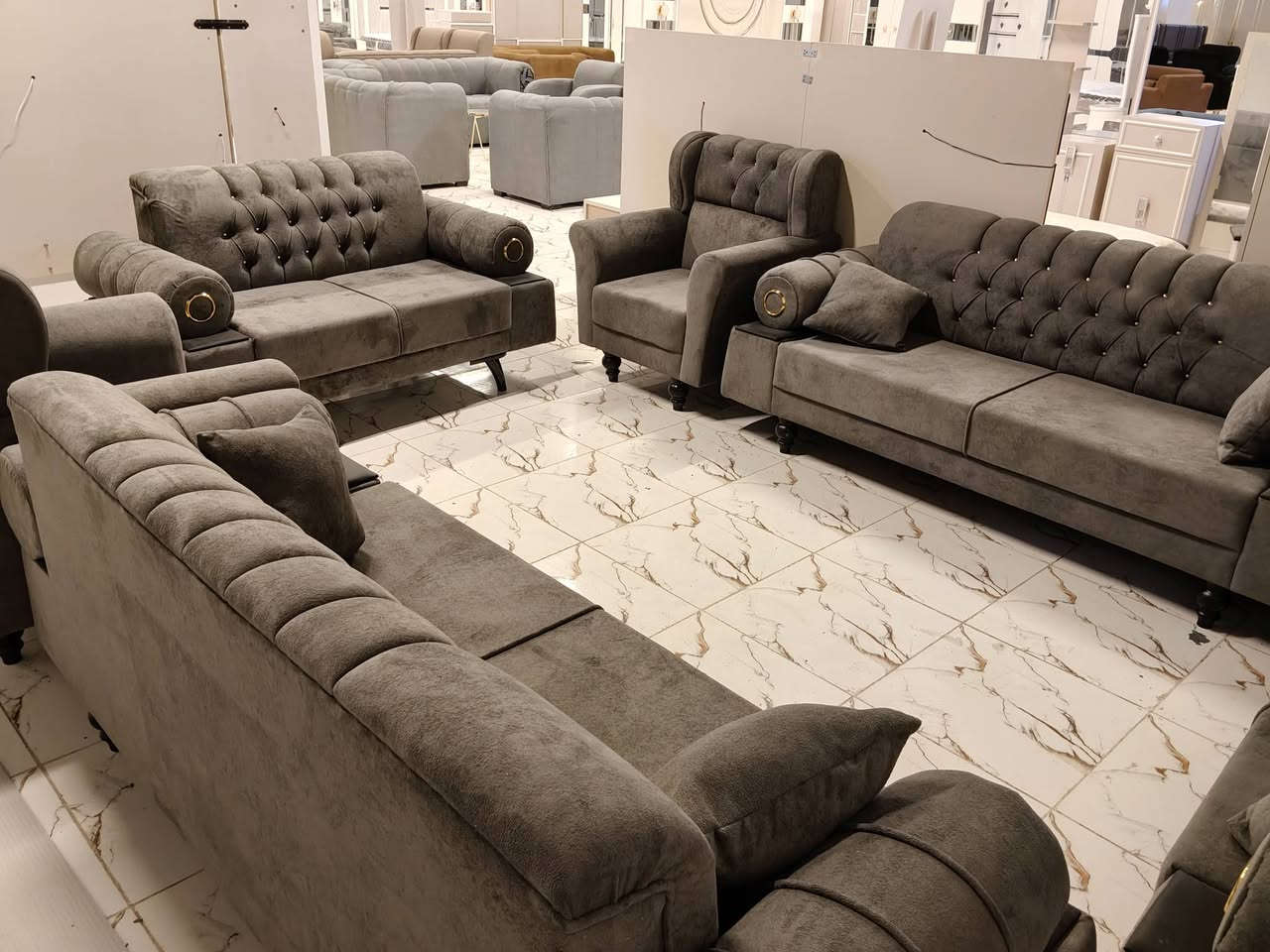 تخم عراقي شغل ممتاز وبتفاصيل دقيقه 12 مقعد قماش مخمل تركي ارجل خشب جميع اجزاء هيكل التخم بلوك متوفر الآن في معرض الشركه الكائن طريق رفاعي نصر مجاور جامعة اوما الاهليه للاستفسار اكثر يرجى الاتصال على الارقام التاليه
***********
0783106920 واتس فايبر تلگرام 
البيع بطريقة النقد والاقساط 
الشد والنقل داخل محافظة ذي قار مجانا
