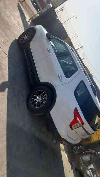 السلام عليكم ورحمة الله وبركاته
للبيع للبيع 
فورد اكسبلور فول مواصفات لمتد وارد امريكي 2013 
رقم بغداد تحويل ثاني يوم 
السعر 142 وبيها مجال شي قليل 
السيارة فول بصمة وفتحة 
وتدفئة بلكشنات 
وستتم سماعات سوني 
ودخول ذكي 
كشنات كهرباء 
ستة سلندر 3500 
سبعة راكب 
السيارة ماشية 87 الف حقيقي 
والسيارة احلى من الصور بهواي 
حادث السيارة باب خلفي عكس السائق والجاملغ الخلفي وانصبغت الصفحة كلها يعني السيارة بيها 4 قطع صبغ بجم كبس 
كير ومحرك بشرط مكفولات وعلى ضمانتي والسيارة جاهزة مجهزة من باتري وتخم تاير وصدر ومن كلشي ولله الحمد 
مكان السيارة بغداد الزعفرانية 
رقمي ***********
