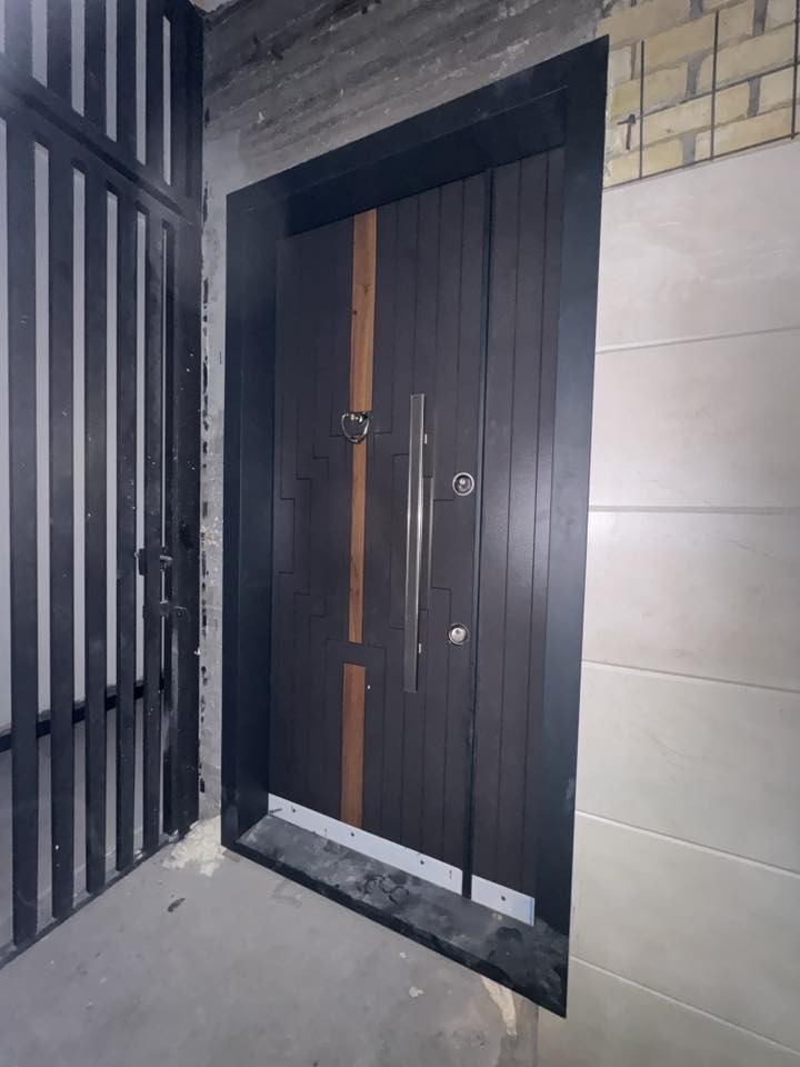 بعد التوكل على الله 
نقدّم أبواب منزلية داخلية وخارجية بتصاميم أنيقة وعصرية تجمع بين الجمال والمتانة، مناسبة للمنازل والمكاتب والمحلات.
متوفر: خشب • حديد • زجاج • ألمنيوم — بكافة القياسات والتصاميم حسب الطلب.
خدماتنا تشمل:
✔️ قياس مجاني واستشارة
✔️ تركيب احترافي بكادر متكامل (حداد، نجار، بناء، صباغ)
✔️ تبديل الأبواب القديمة وتركيب الجديدة
✔️ معالجة القياسات الخاصة والحرجة
✔️ حركة سلسة وعزل ممتاز
🎯 خصومات خاصة للمقاولين، المشاريع، المجمعات السكنية والمكاتب العقارية
عنوانه السيديه شارع المشاتل مقابل مجمع النخيل 
📞 واتساب: ***********—
#أبواب #تفصيل_أبواب #تشطيبات
