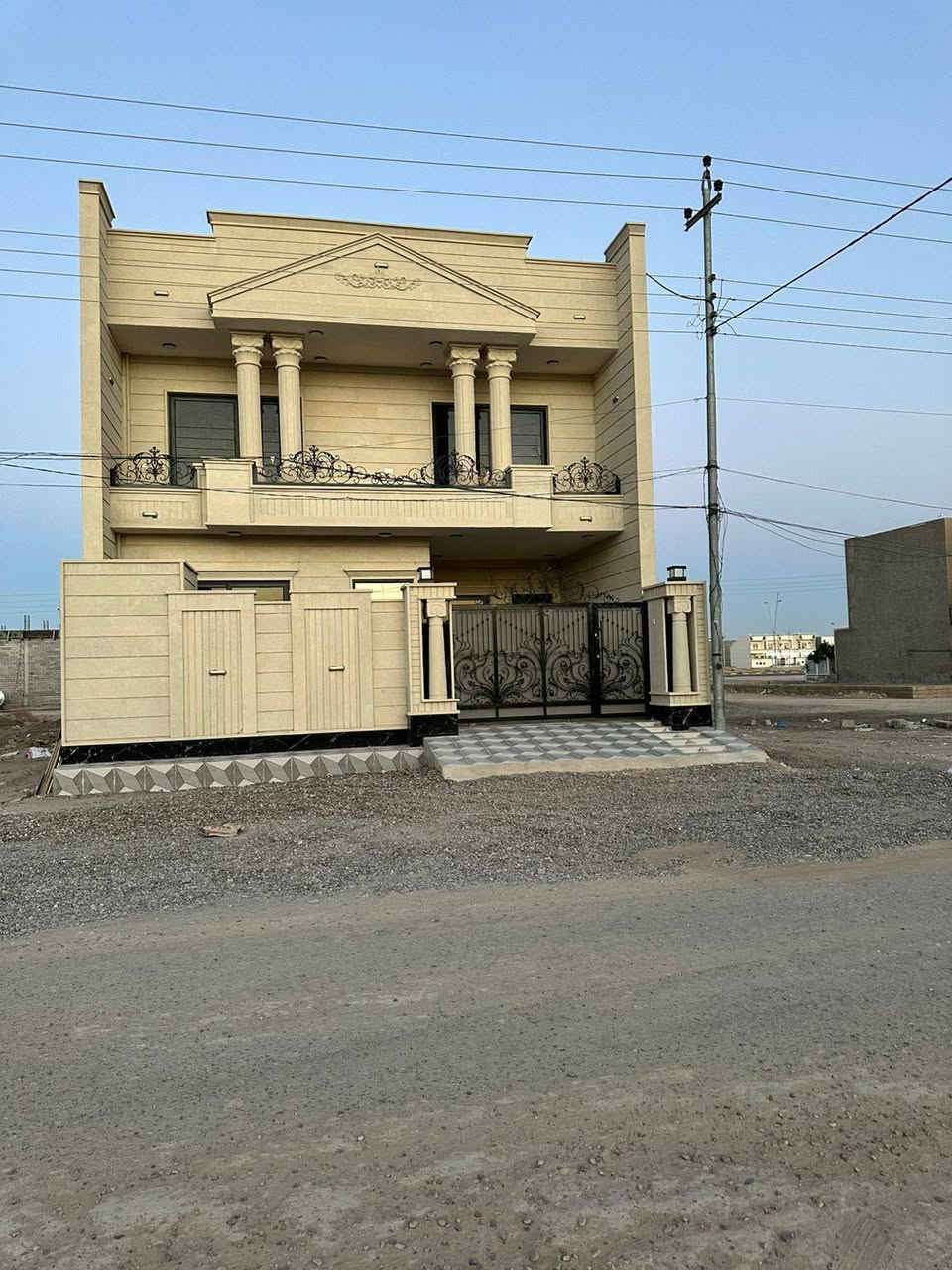 السلام عليكم
#للبيع دار سكني تكريت الديوم منطقة التصنيع🏰
#دار زيرو نظام ملكي🏰 فول مواصفات وجاهز للسكن 🏰
#مساحة 200  متر 🏠
#واجهة 10 م ونزال20 م
#موقع دار جدا مميز قريب جدا على شارع 60  وشارعه20
#يحتوي الدار على 🏰
#واجهة الدار حجر حلان 🏰
#الدار كله سحب مغربي ملكي مع نقشات 🏤
#غرف نوم عدد 5 🛌 🛌
#صالة استقبال ملكي 🏰
#صالة وسطية ملكي عدد 2 🏰
#مطبخ حار وبارد ملكي 
#كراج للسيارة  🚘🚘
#مجاميع داخلية وخارجية 
#حمامات داخلية نظام دفن  🛀
#نظام تأسيس غاز دفن ونظام جزامه
#نظام تأسيس كامرات وانترنيت📹
#سطح شتايكر
#حديقة  🌲🌴🌳🌺⚘️
#ابواب خارجية قاصة درجه اولى
#ابواب داخلية تركي درجة اولى 
#سيراميك الدار  درجة اولى
#محجل ملكي ودرج مرمر 
#مغاسل الدار نظام تعليق 

#للاستفسار والتواصل على رقم *********** ☎️
