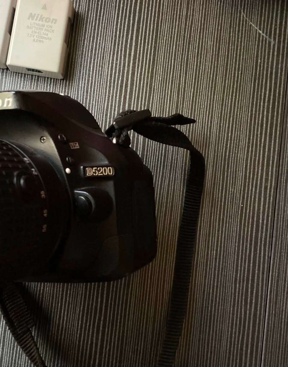 نيكون 5200 (Nikon D5200) استعمال شخصي
شاشة قلاب 360 درجة  
 العدسة: 18-55mm 
 الملحقات:
بطاريتين (عدد 2) + الشاحن الأصلي
 رام بسعة 32 جيجابايت
ستاند كاميرا ثلاثي (Tripod) ثابت
 محولة رام للموبايل واللابتوب بـ 3 منافذ (تايب سي، جالكسي، USB)
 حزام الكاميرا الأصلي
الموقع ، بغداد
*********** .
