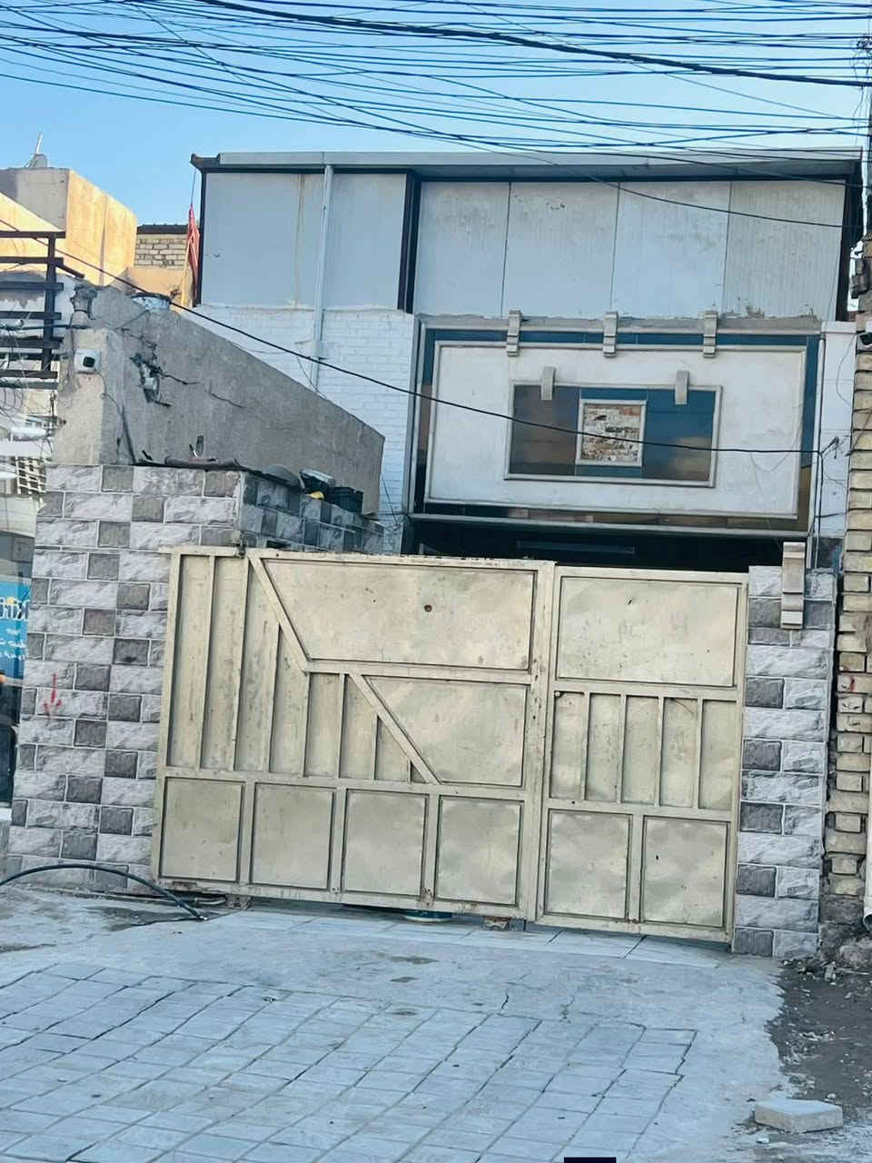 سلام عليكم من رخصت الادمن دار للبيع المساحة ٢٠٠متر يحتوي على غرفه نوم ومطبخ وهول وستقبال في طابق الارضي وثلاث غرف نوم في الطابق الاول ويحتوي على محلات تجارية عدد ٢لبيت عكاده لواجه ١٠ ونزال ٢٠الموقع الأمين الثانية الشارع الرئيسي الفاصل بين لامين والمعلمين قرب الصيدلية النظامية ***********اتصال سعر٦٥٠بي مجال حق الجيه
