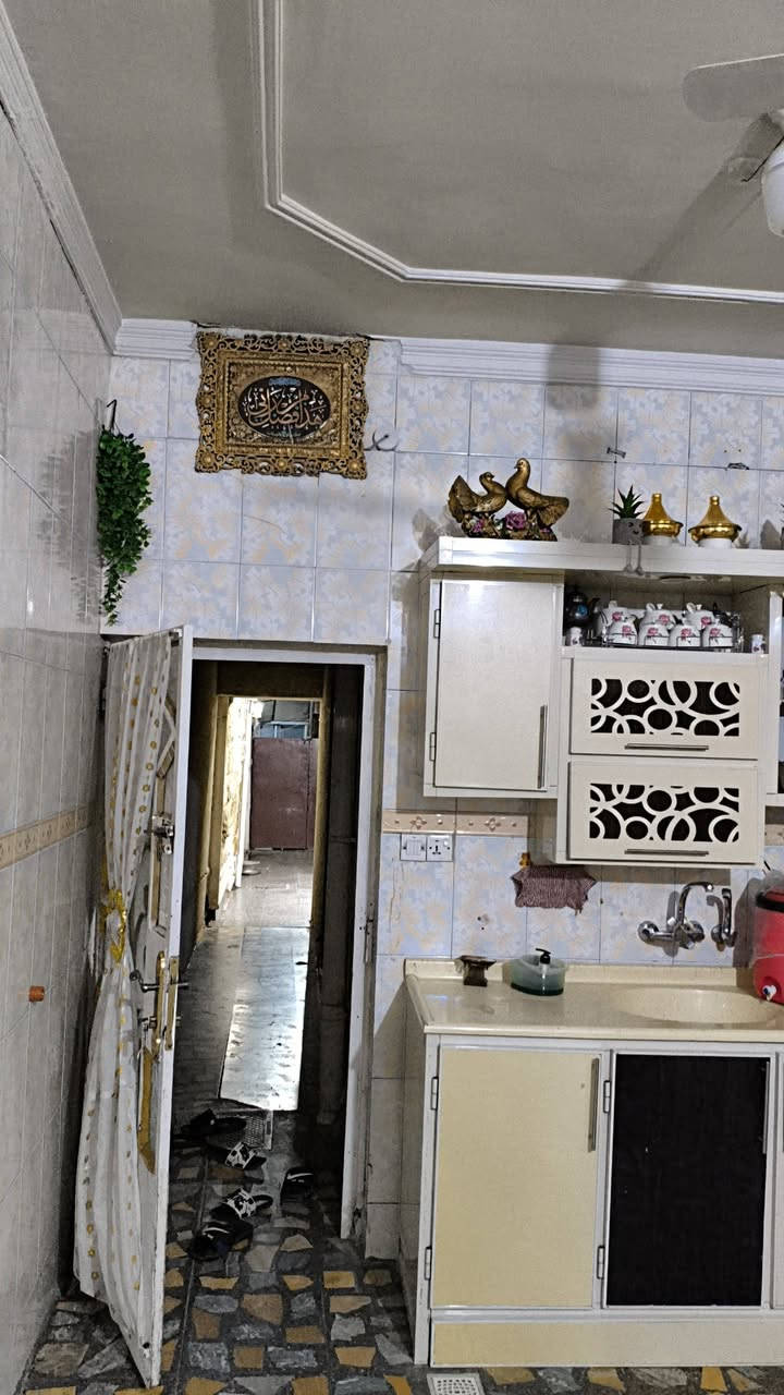 السلام عليكم دار للبيع في مدينه البلديات 9 نيسان المساحه 300 300 متر النزال 30 الواجيه 10 يحتوي على سبع غرف نوم الاستفسار او المراسله على الواتساب او على الرقم التالي***********
