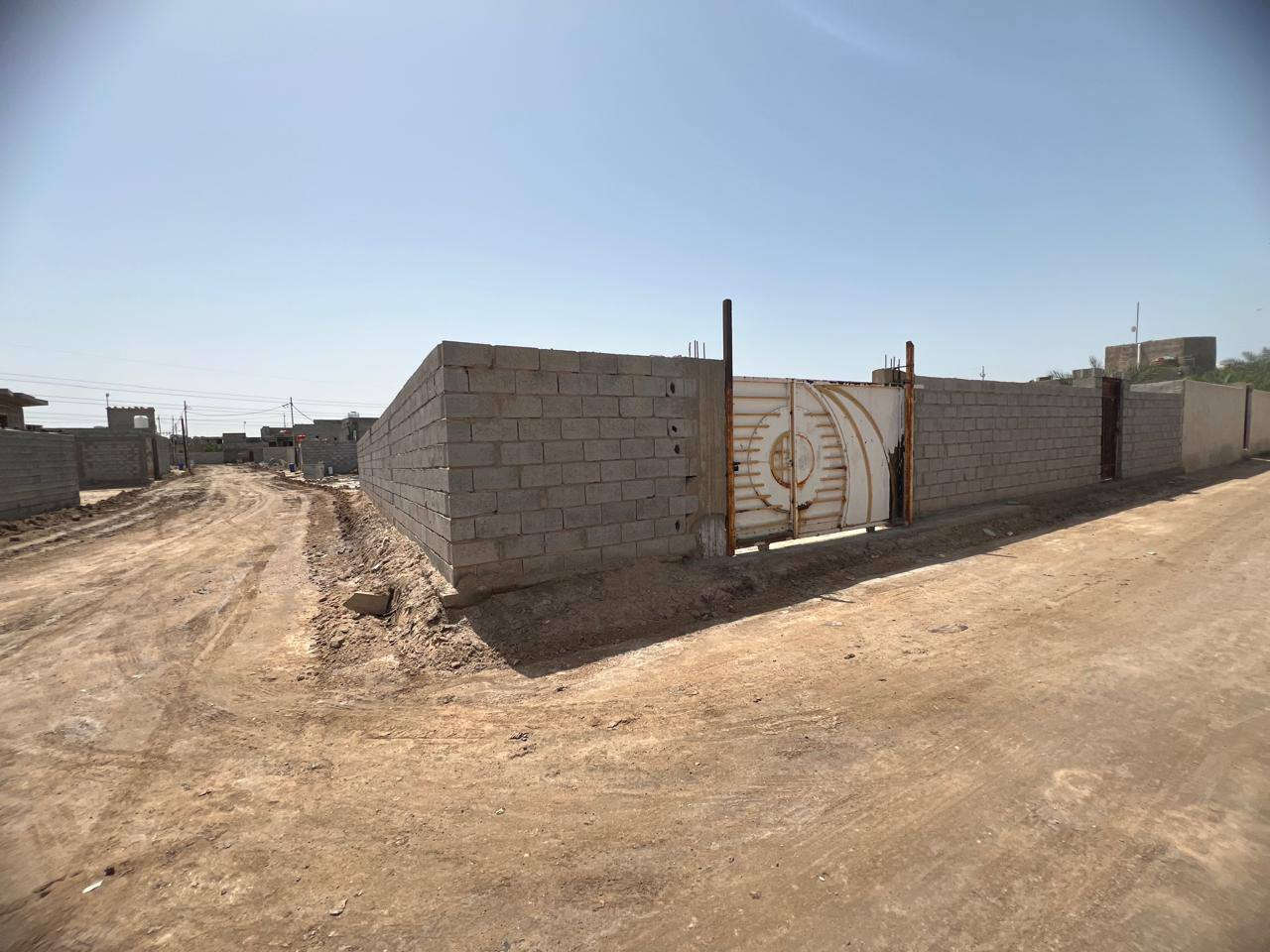 قطعة ارض مسيجه 200 متر في قضاء الدير حي الصدرين يتوفر ماء و كهرباء بقربها للبيع الشراي يتصل على الرقم ***********
