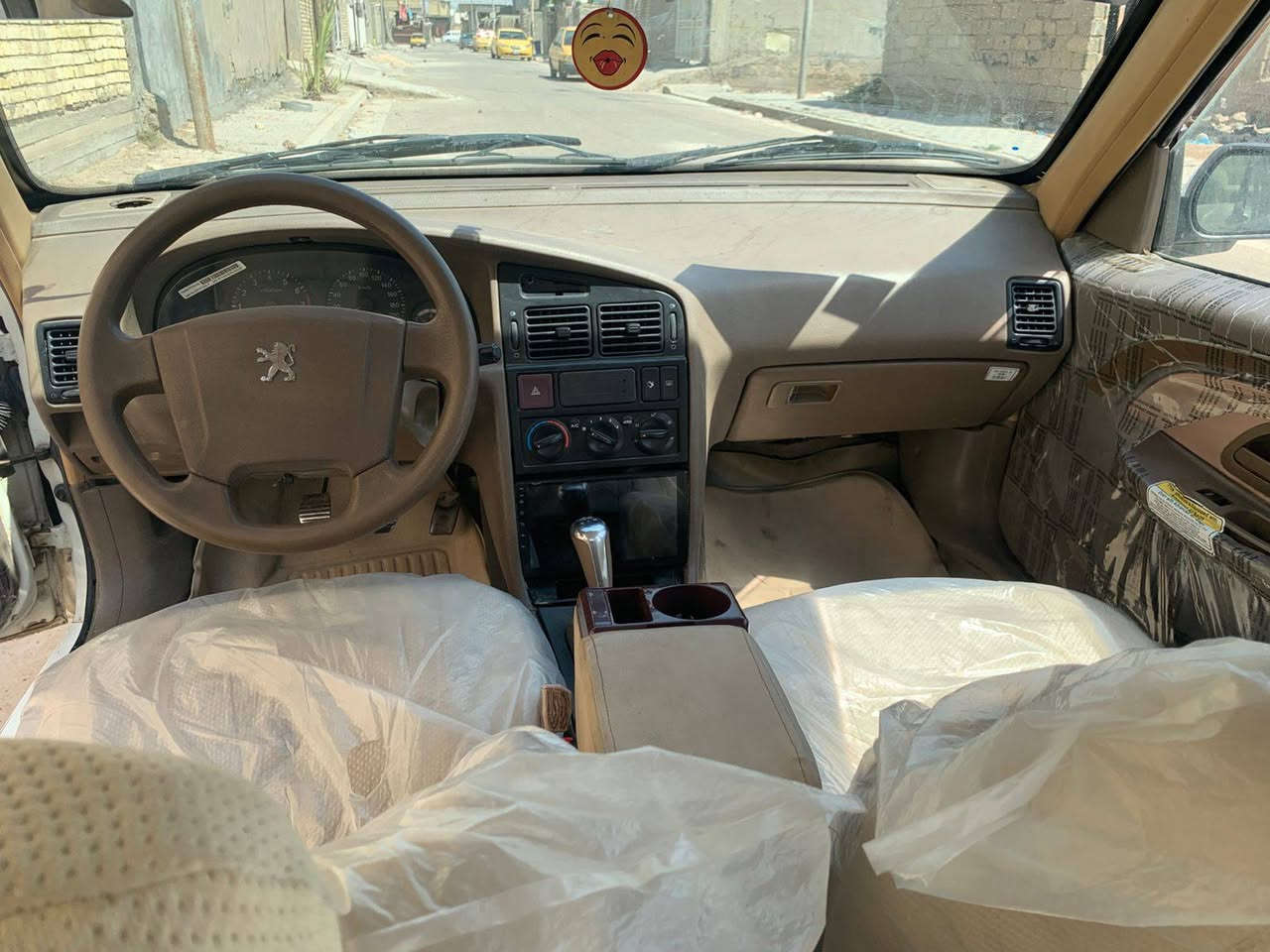 السلام عليكم بيجو لميس 405 موديل (2013 ايراني 
سيارة نضيفة وخير من 

كير ومكينة جيد جدا 

تبريد ثلج صدر خلفي امامي جديد تخم ويل تخم تاير 

دواخلهة كلش حلوة رقم بغداد بسمي تحويل مباشر

عارضهة ب46  وبيهة مجال قليل مكاني بغداد 

بيهة بارد بجاملغ الخلفي مكاني بغداد جسر ديالئ القديم 

***********
