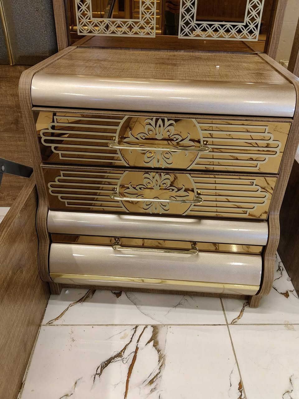 ملكي 11 قطعه قياسات ضحمه جدا بنوع خشب HDF سمك 18 ملم متوفره الان في معرض الشركه الكائن طريق رفاعي نصر مجاور جامعة اوما الاهليه للاستفسار اكثر يرجى الاتصال على الارقام التاليه 
***********
*********** واتس فايبر تلگرام 
البيع بطريقة النقد والاقساط 
الشد والنقل داخل محافظة ذي قار مجانا
