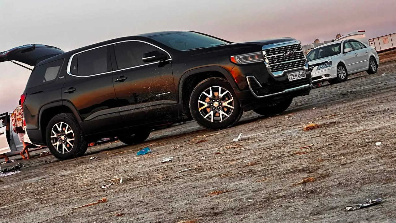 السلام عليكم 
كما موضح بالصوره 
GMC   اكاديا 

7راكب 
4 سلندر 
4ابواب بصمه 
تبريد قطعتين 
والسياره مضلله  بكتاب من المرور
السنويه باسمي 
والسعر 
 
    220
***********
