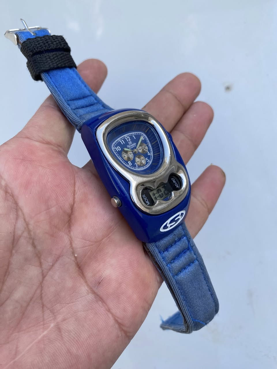 هذه ساعة يد من ماركة ريكاردو بتصميم أزرق فريد.
تتميز الساعة بتصميم هجين يجمع بين العقارب وشاشة رقمية. ياباني 
تأتي مع سوار قماشي أزرق اللون.
تمتلك أزرار تحكم جانبية لضبط الوقت والوضعيات.
قطر كبيرة جدا 40/61سير الأصلي 

سعر50 الف يتوفر توصيل


**إذا كنت صاحب هذا الإعلان وتريد حذفه لأي سبب، رجاءا أرسل رسالة إلى الدعم الفني**