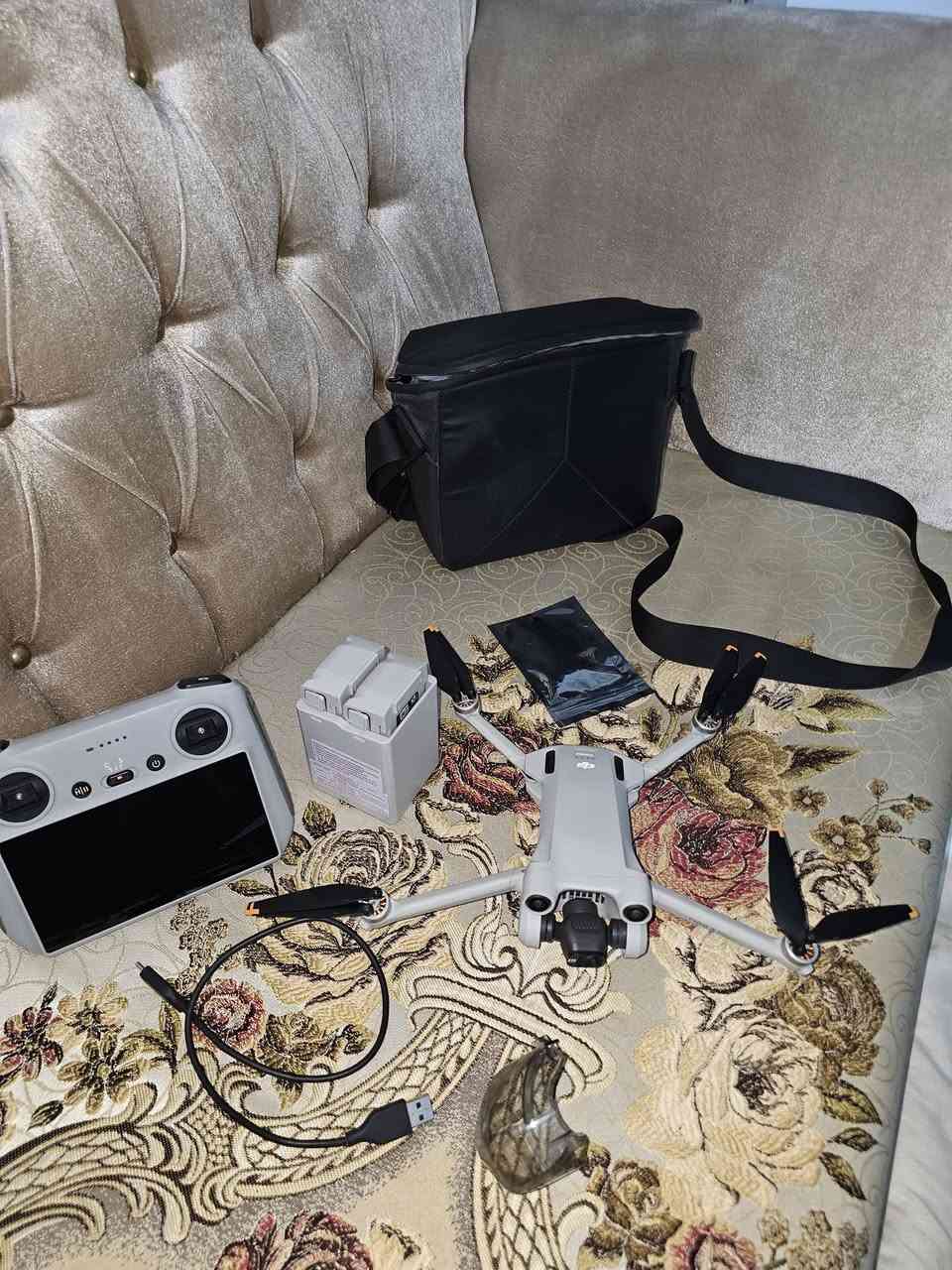 السلام عليكم
DJI mini 3 pro      كومبو جويستك سمارت
نظافة 100%   كفالـة عامة شخط ما بيها 
بعدها جديدة ما طايرة شي قليل
وياها بطاريات 2 وحدة منهن بلاص الأصلية
تخم ريش أصلي
شاحن ثنائي يدعم الشحن السريع 
جنطة dji الاصلية مالتها 
بس الشراي يراسلني 
***********
