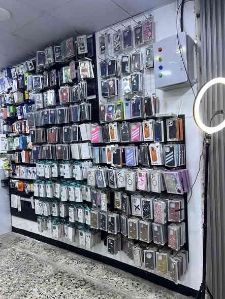 السلام عليكم ورحمة الله وبركاته محل تلفونات للبيع  يحتوي على فاترينات زجاج عدد(٣) وميز صيانه عدد(١) وفاترينات عدد(٣) واكسسوارات كامله للبيع الاستفسار خاص او على الرقم. ***********
عنوان المحل بغداد العبيدي حي الرئاسة
