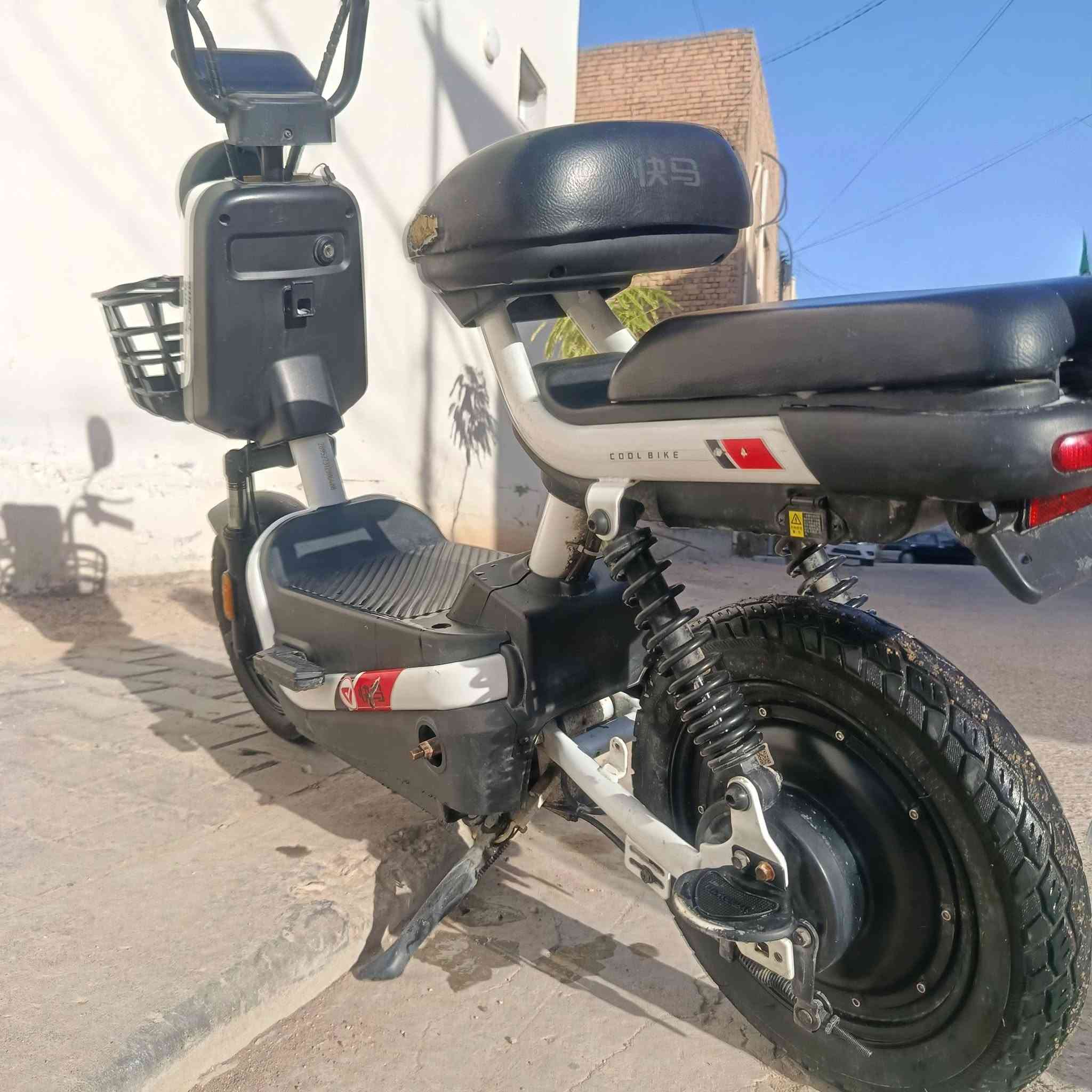 دراجه شحن
بريمر kuama حجم 14 
4 بطاريات جدد 
دراجه اخت الجديده نضيفه حيل 
تايرات بوضع الوكاله مختمات 
مرايه + سله + بريكات جدد 
كهربائيات كله شغاله 
دراجه 48v شلعه قويه وسريعه كلش 

دراجه جديده لحد يكسر بسعره 260 وبيه مجال 

رقمي *********** 
متواجد ماسنجر
