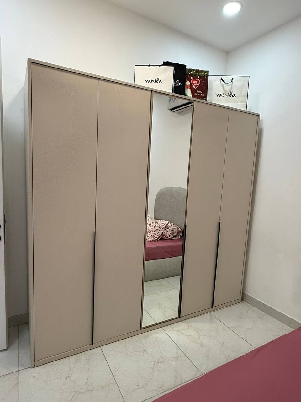✨
🤍
الغرفة تركي من مزاج سنتر  نظيفة واستعمال خفيف، مرتبة وما بيها أي مشاكل.

🛏️ تتضمن:

* دولاب كبير مع مراية
* تسريحة مع مراية
* كومدينة
* كرسي
جربايه  نفر ونص 
 
نظيفه جدااا  ب٩٥٠ مع الدوشك وبيه مجال قليل 
الاعظميه


**إذا كنت صاحب هذا الإعلان وتريد حذفه لأي سبب، رجاءا أرسل رسالة إلى الدعم الفني**