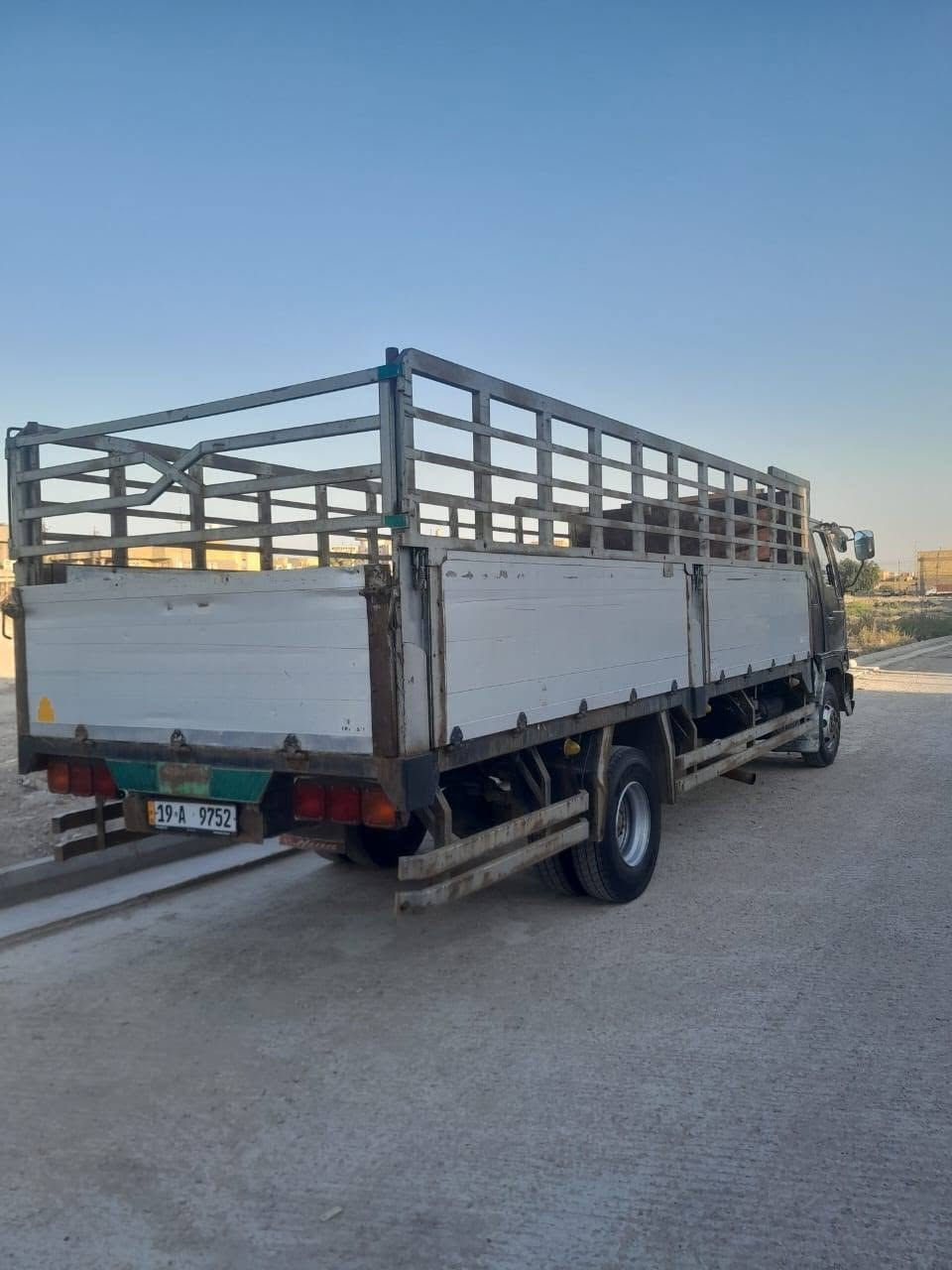 السلام عليكم 
للبيع هينو طيره موديل 2000 اصل مكينه 80 خطين بلاد بيهه خيط بخار طول سته اله عشره مطوله سته وربع رقم كربلاء انكليزي سنويه لل2030 بسمي مداور ثاني يوم مكان السياره الكوت مركز المدينه..***********.. مكلف بالنشر
