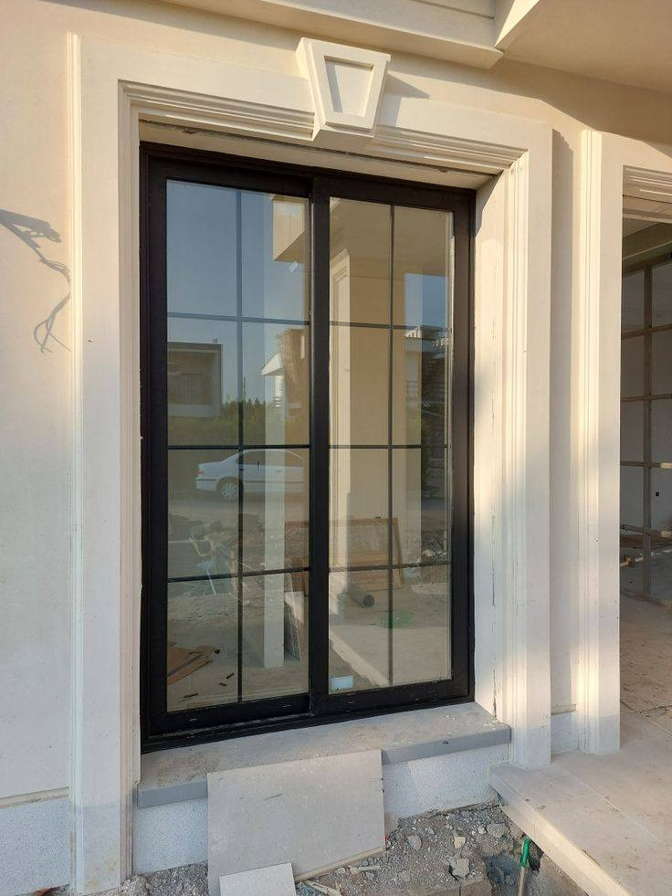 ✨ سحر النوافذ الكبيرة في تصميم البيوت ✨
النوافذ مو مجرد فتحات بالجدار…
هي روح المكان ✨
🔸 النوافذ الكبيرة تدخل ضوء طبيعي يغنيك عن الإضاءة الصناعية أغلب الوقت
🔸 تخلي المساحة تبين أوسع وأشرح حتى لو البيت متوسط الحجم .. لان تنطي امتداد بصري 
🔸 تنطي إحساس راحة وهدوء لأنكم تبقون على تواصل ويه الخارج والطبيعة 
🔸 تحسن التهوية وتقلل الرطوبة
🔸 وترفع قيمة البيت جماليًا واستثماريًا
الضوء الطبيعي يغير كل شي…
لون الجدران، ملمس الارضية، وحتى نفسية أهل البيت ☀️
البيت اللي بيه نوافذ كبيرة محسوبة صح
تحسوه يتنفس 🌿
التصميم الذكي للنوافذ يعتمد على:
✔ الاتجاه
✔ الارتفاع
✔ نوع الزجاج
✔ توزيع الأثاث
مو كل نافذة كبيرة ناجحة… النجاح بالتفاصيل 👌🏻
شنو رأيكم؟
تحبون النوافذ الممتدة من الأرض للسقف لو التقليدية أكثر؟ 🤍

اصمم الخرائط بكل ضمير وكأنه بيتي .. مع امكانية التعديل المفتوح لغاية القناعه 
لطلب التصاميم ارسال رسالة على الواتساب ***********

تابعوني 
https://www.facebook.com/share/1CMvGKeZcr/
