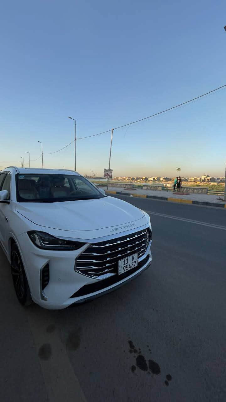 للبيع جيتور X70 Plus Luxury موديل 2025 – أعلى فئة (Full Option)

للبيع جيتور X70 Plus Luxury موديل 2025، بحالة الوكالة، استخدام شخصي، ممشى 4,000 كم فقط،

المواصفات:

محرك 1.6 لتر تيربو
قوة 197 حصان
عزم 290 نيوتن.متر
ناقل حركة أوتوماتيك DCT مزدوج التعشيق 7 سرعات
دفع أمامي
7 مقاعد
أوضاع القيادة: Eco / Normal / Sport

التجهيزات:

فتحة سقف بانورامية كهربائية
باب خلفي كهربائي
تشغيل بصمة ودخول ذكي
شاشة عدادات رقمية
شاشة معلومات وترفيه كبيرة
Apple CarPlay وAndroid Auto
شاحن لاسلكي للهاتف
كاميرات محيطية 540° (360° مع رؤية أسفل السيارة)
حساسات أمامية وخلفية
مثبت سرعة
مقعد السائق كهربائي مع ذاكرة حفظ (Memory)
مقعد الراكب الأمامي كهربائي
تبريد وتدفئة للمقاعد الأمامية
مقاعد جلد فاخرة
إضاءة داخلية محيطية
تكييف أوتوماتيك ثنائي المناطق مع فتحات خلفية
مرايا كهربائية قابلة للطي
جنوط ألمنيوم 20 إنش
مصابيح LED أمامية وخلفية

أنظمة الأمان ومساعدة السائق:

كاميرات 540°
نظام التحذير من مغادرة المسار (LDW)
مساعد الحفاظ على المسار (LKA)
نظام مراقبة النقطة العمياء (BSM)
التحذير من الاصطدام الأمامي
فرامل طوارئ أوتوماتيكية
نظام الثبات الإلكتروني (ESP)
ABS / EBD / TCS
مراقبة ضغط الإطارات (TPMS)
فرامل يد إلكترونية (EPB)
Auto Hold
6 وسائد هوائية

حالة السيارة:

ممشى: 4,000 كم فقط.
بحالة الوكالة.
استخدام شخصي.

السعر: ( 187 ورقة )

للاستفسار: ( *********** )

ملاحظة : ضمان شركة هارلم 10 سنوات او مليون كيلومتر
