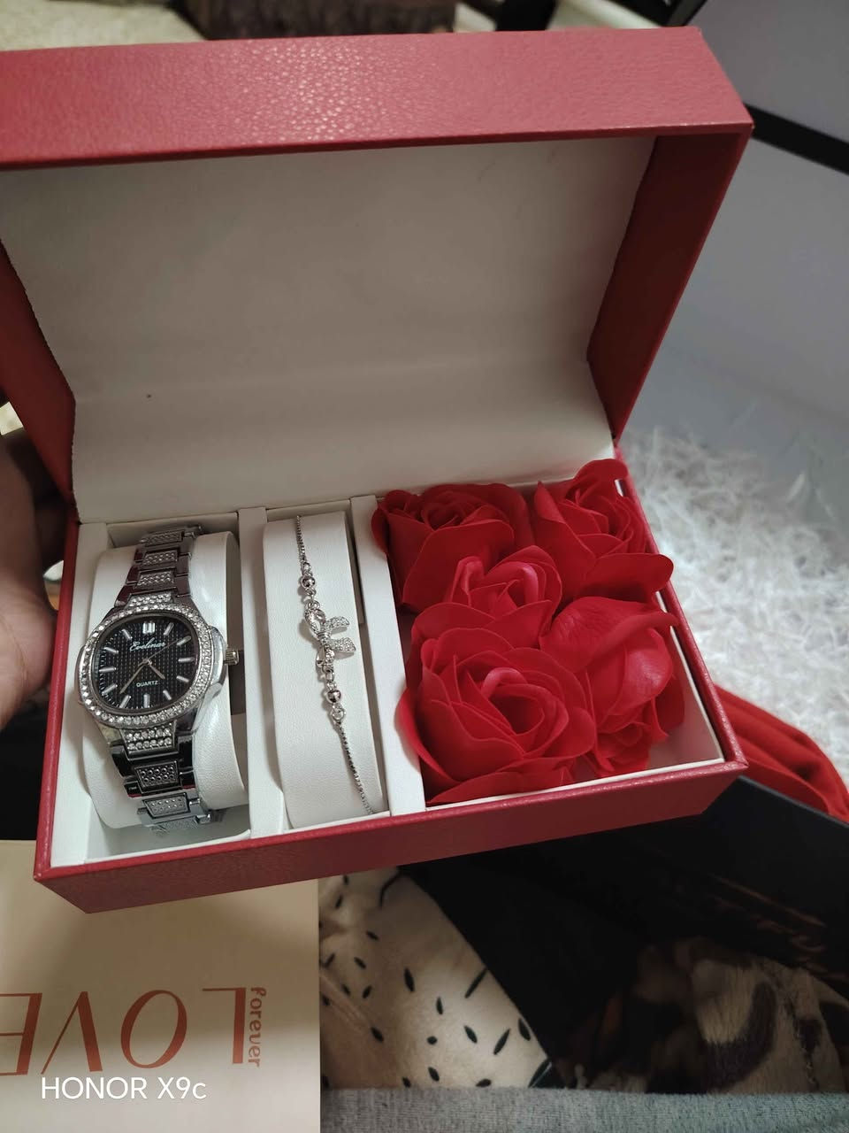 السلام عليكم 
سوار فضة مختوم 40 الف 
قلادة صيدلة فضة مختومة ختمين 50الف
بوكس ساعة مع سوار مع ورد صابوني 35الف
دمية ستيتش قياس 50cm ..الحجم الكبير 30الف
علبة هدايا لمس انارة 20الف مع القلادة 30الف
بوكس عزف لحن love lobdon سعره 10الف
شال ميكاسا كشمير درجة اولى سعره 10الف
مطارة حافظ حرارة وبرودة مختومة ختمين سعرها 10
الغراض كلهن جدد غير مستعملات مع ضمان الفحص 
عنواني حلة_حي الامام يتوفر توصيل 
*********** حلة, بابل
