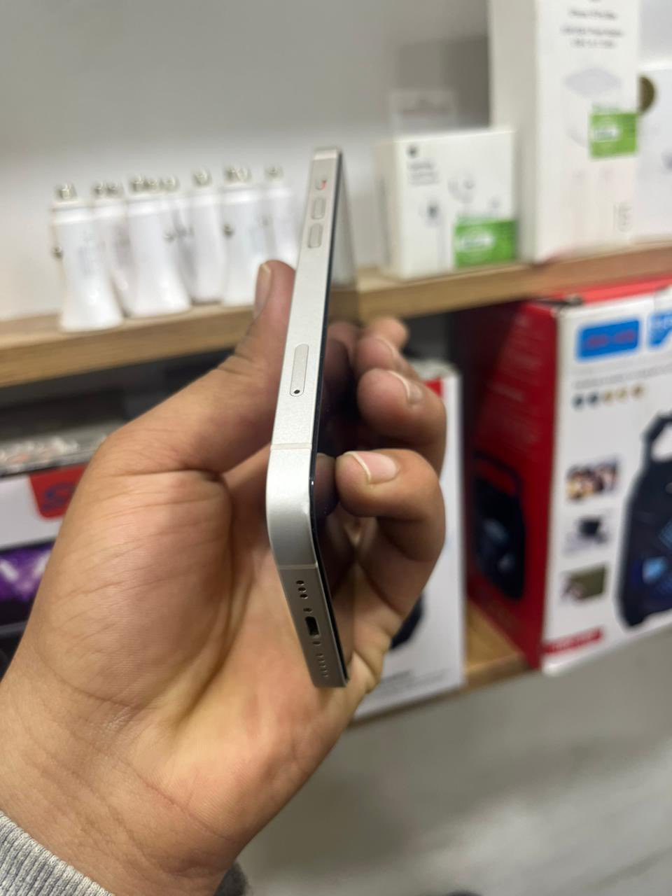 للبيع 13 عادي
ذاكرا ١٢٨ 
بطاريه 81
شرق اوسط 
جهاز شخط واحد مابي ما مفتوح 
سعرا ٤٧٥ بي مجال حك الجيه 
اي استفسار اتصال او مراسله واتساب ***********
عنواني ديالى بعقوبه تقاطع السادا مركز فون بلاس
