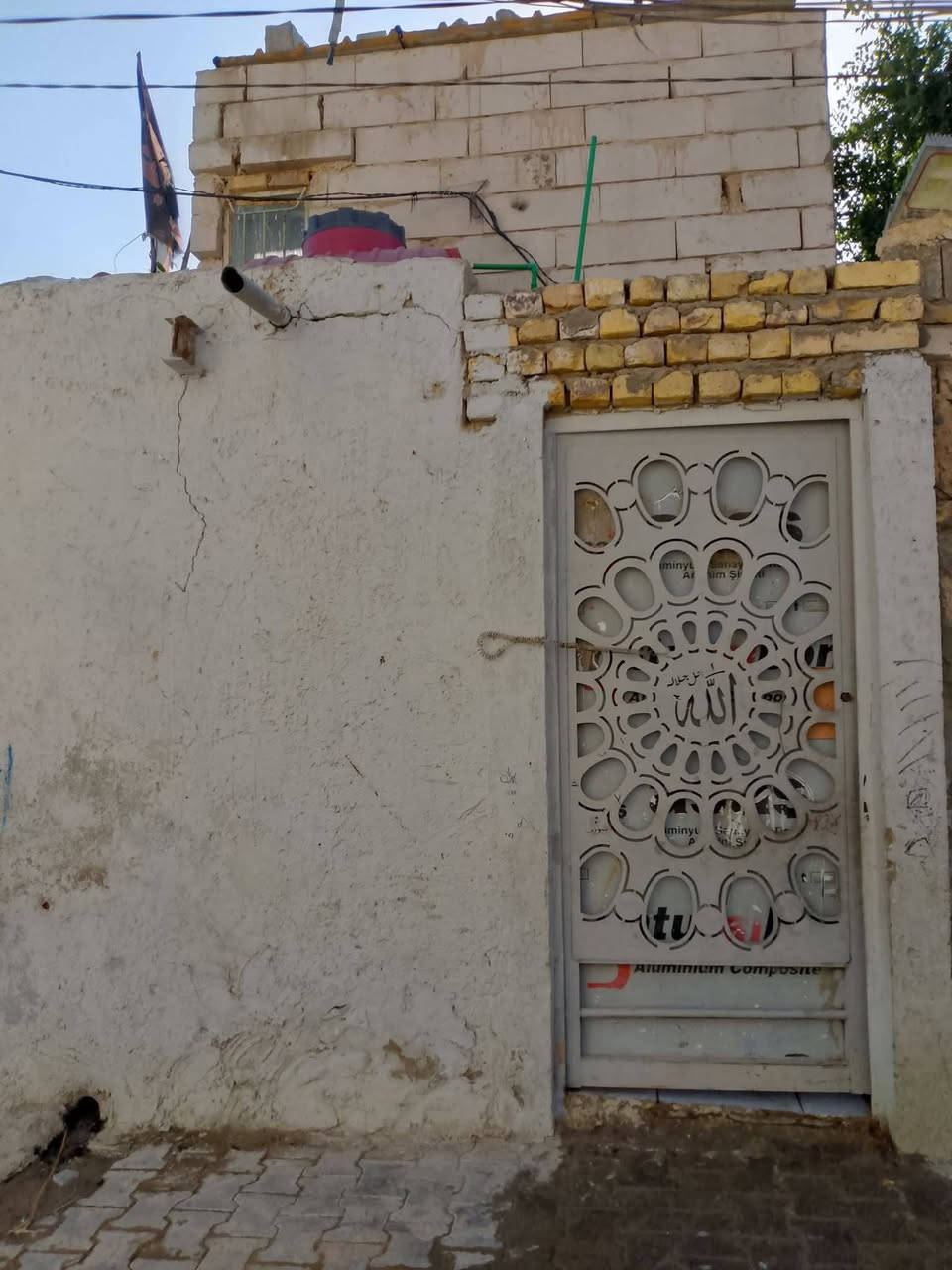 بيت 50متر للبيع بي غرفتين وصاله وصحيات بيت يم سوك جمعه سعره 16 قفل ***********
