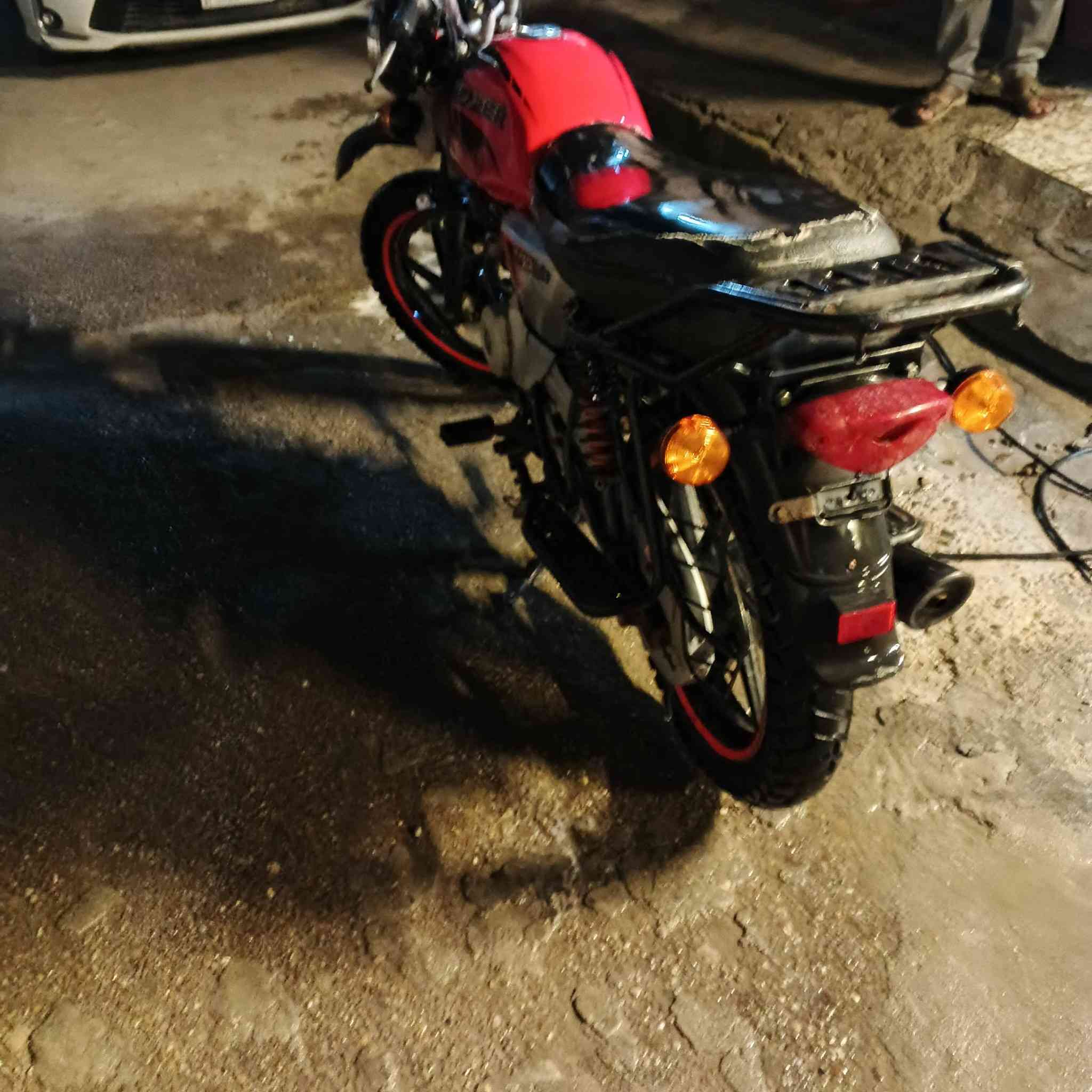 سلام عليكم دراجه بوكسر جبلي 
موديل 2021
مكينه مساويه توها 
دراجه كامله مكمله 
نقصها باتري +وجه مالتها 
كل نقص مابيها من ايدك للشارع 
أصولي بس منفيس ومكاتبه ضايعه اوراق كمرك مالها ومال دفعه موجودات وراعيها هم متواجد 
مكانها بغداد الكرخ 
سهرها ٩٥٠وبيها مجال بسيط 
رقم الهاتف ***********
