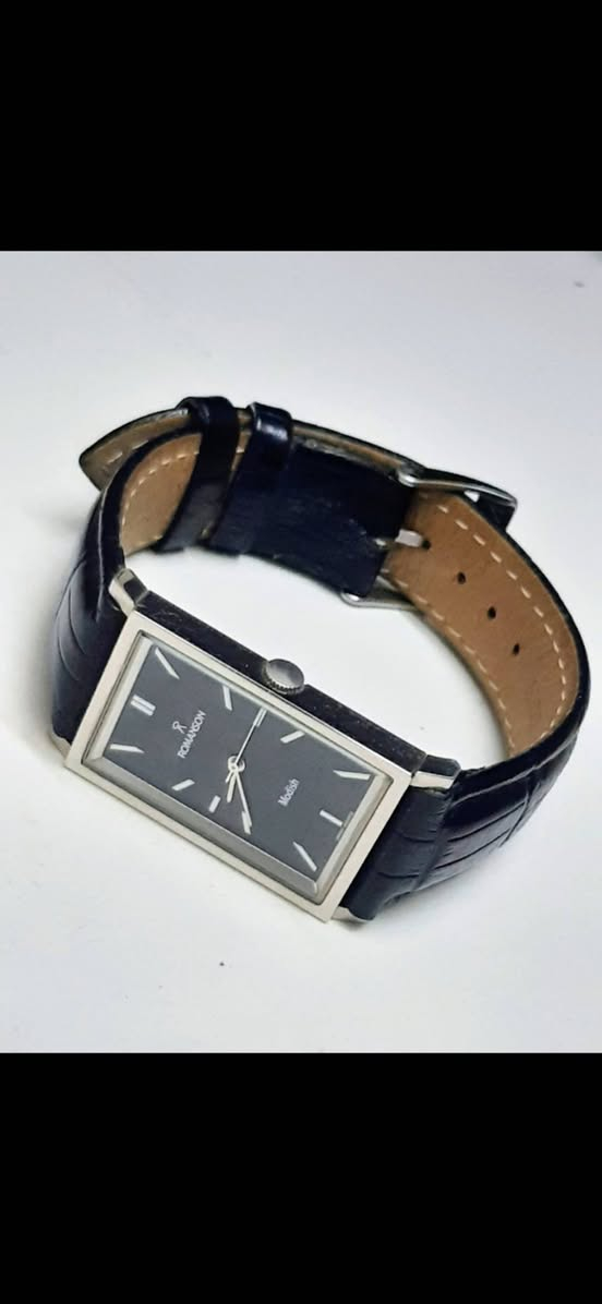 تحية طيبة .
#Romanson_Tank_Dl4191SMWHBK_Swiss_Quartz .#رومانسون
كلاسك موديل تانك صناعة سويسرية كوارتز
بمينا لون اسود مزينة بعلامات فضية بسيطةوعقارب نحيفة وزجاج من الياقوت الكرستال المقاوم للخدش (Sapphire Ctystal ) وهيكل مصنوع من الفولاذ المقاوم للصدأ  الأبعاد 24×34
مام مع الاذانات 42 ملم . النظافة تامة . وبلادية بالكامل .


**إذا كنت صاحب هذا الإعلان وتريد حذفه لأي سبب، رجاءا أرسل رسالة إلى الدعم الفني**