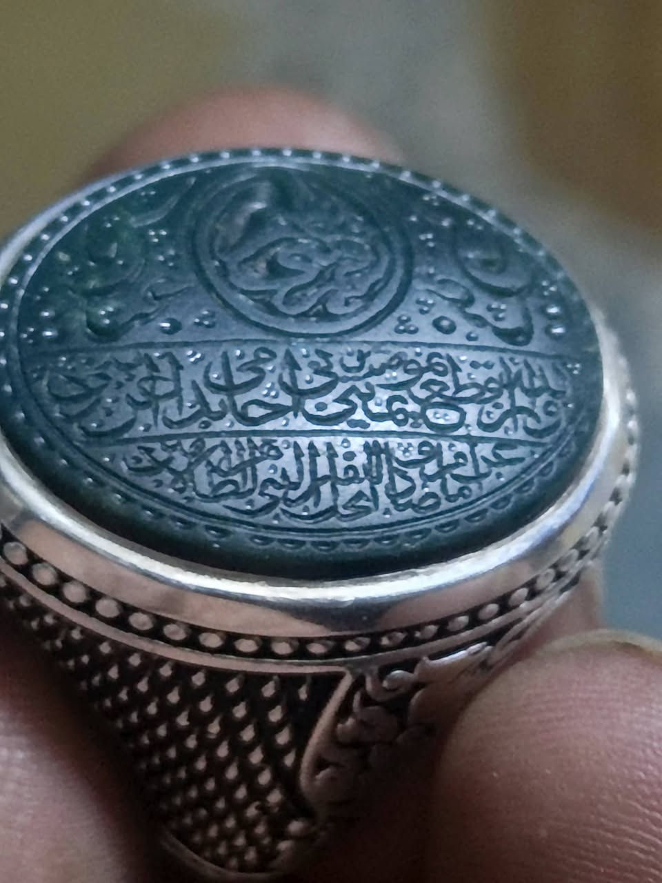 خاتم عقيق اخضر جامد صياغة بحرينية ياسر فضة ٩٩٠ روعة قياس ٢٢ ثقيل ..نقش عباس ياقمر بني هاشم وابيات ولله ان قطعتم يميني اني احامي ابدا عن ديني الخ  ...بغداد الزعفرانية *********** لايوجد توصيل ..السعر ١٥٠ قفل
