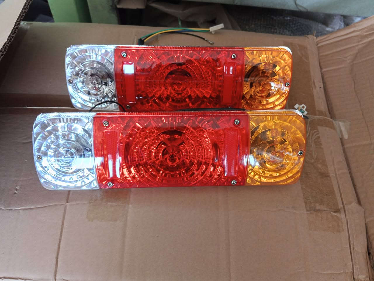 السلام عليكم شباب 
بك لايت ستوته 
سعر الزوج 2500
كوت شارع النفط مقابيل كوفي السكوندي محل كرار اللامي 
***********
