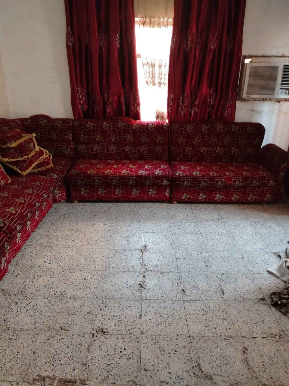 تخم  للبيع نظيف مكون من ١٠ مقاعد بسعر ٣٠٠
ديون نظيف مكون ١٢ مقعد بسعر ٣٠٠
سخان استخدام موسم واحد بسعر ٧٥
طباخ إيطالي نوع دنكا بسعر ١٥٠
سنك مطبخ نظيف بسعر ٧٥
مرجوحه نظيفه بسعر ٢٠٠
مكلف بالنشر للاستفسار الاتصال بصاحب الرقم***********
